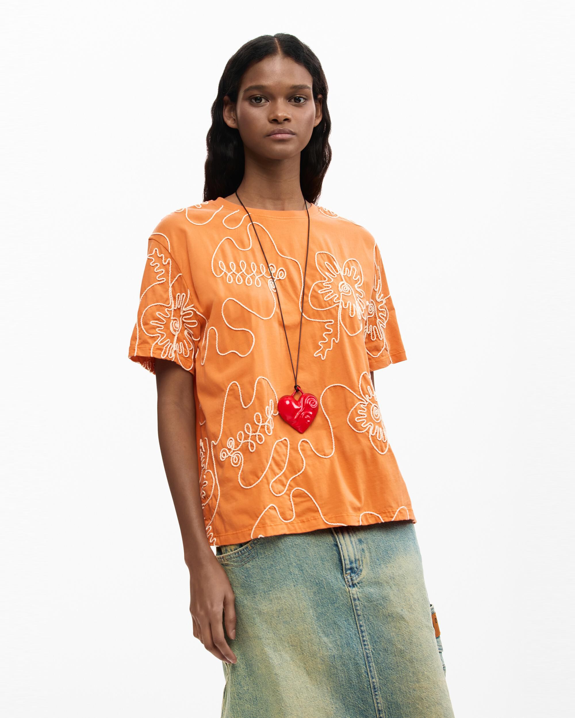 Desigual - Camiseta de mujer bordados flores.