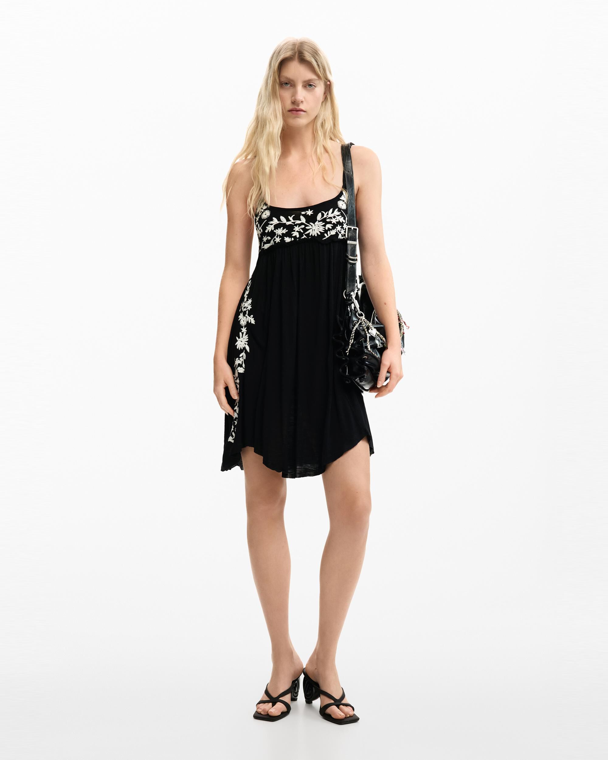 Desigual - Vestido tirantes fluido bordados.