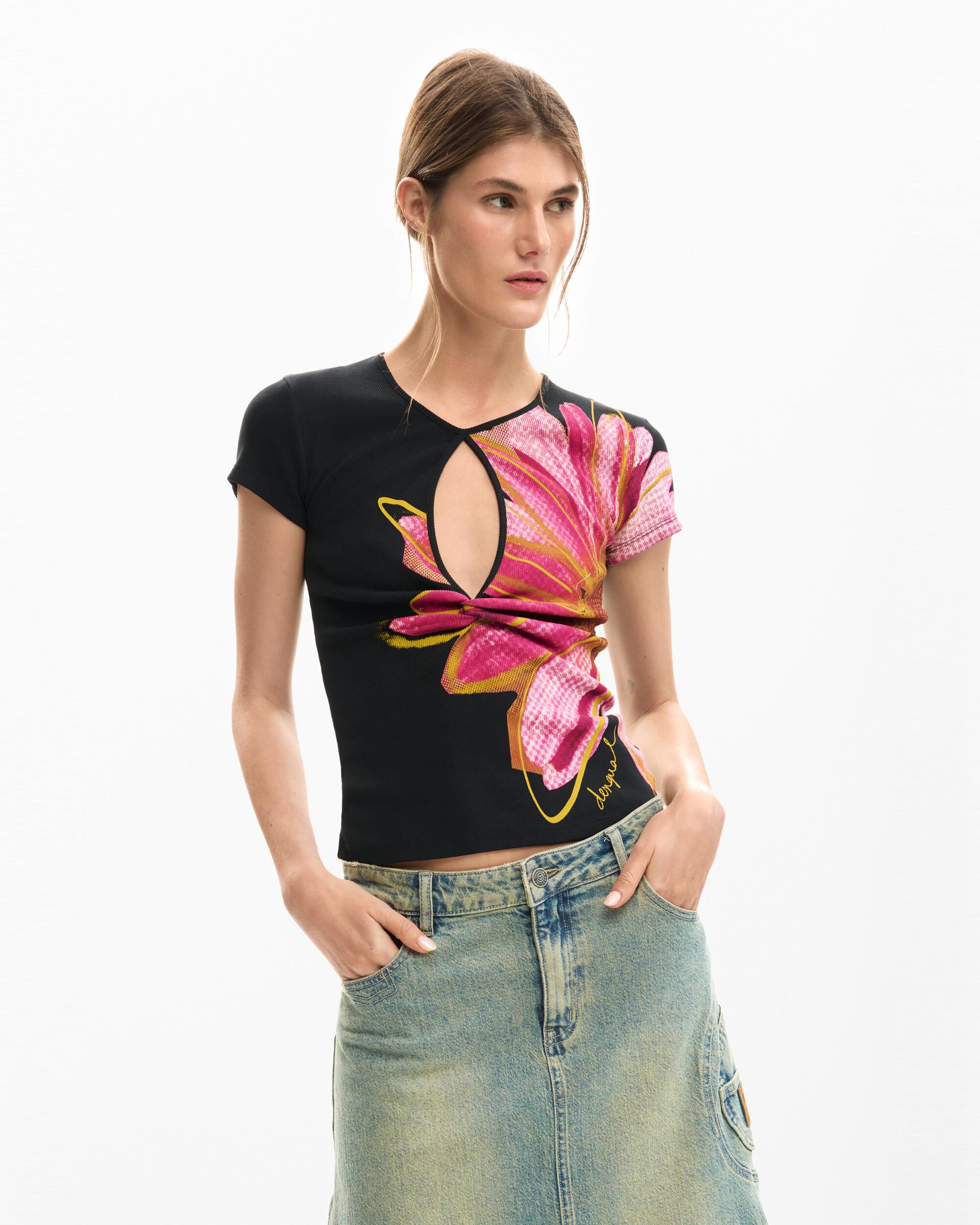 Desigual - Camiseta de mujer abertura flor.
