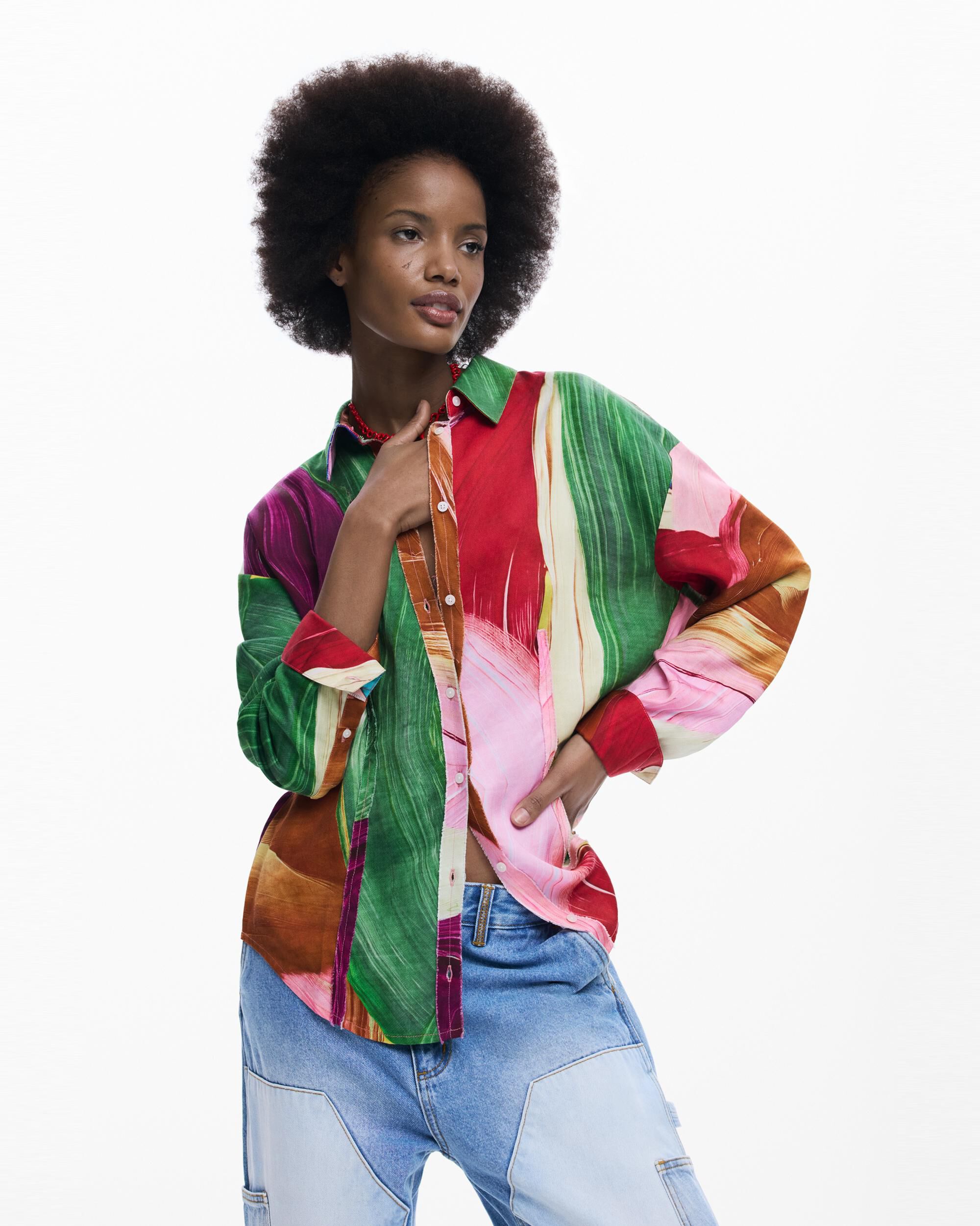 Desigual - Camisa de mujer entallada estampada.