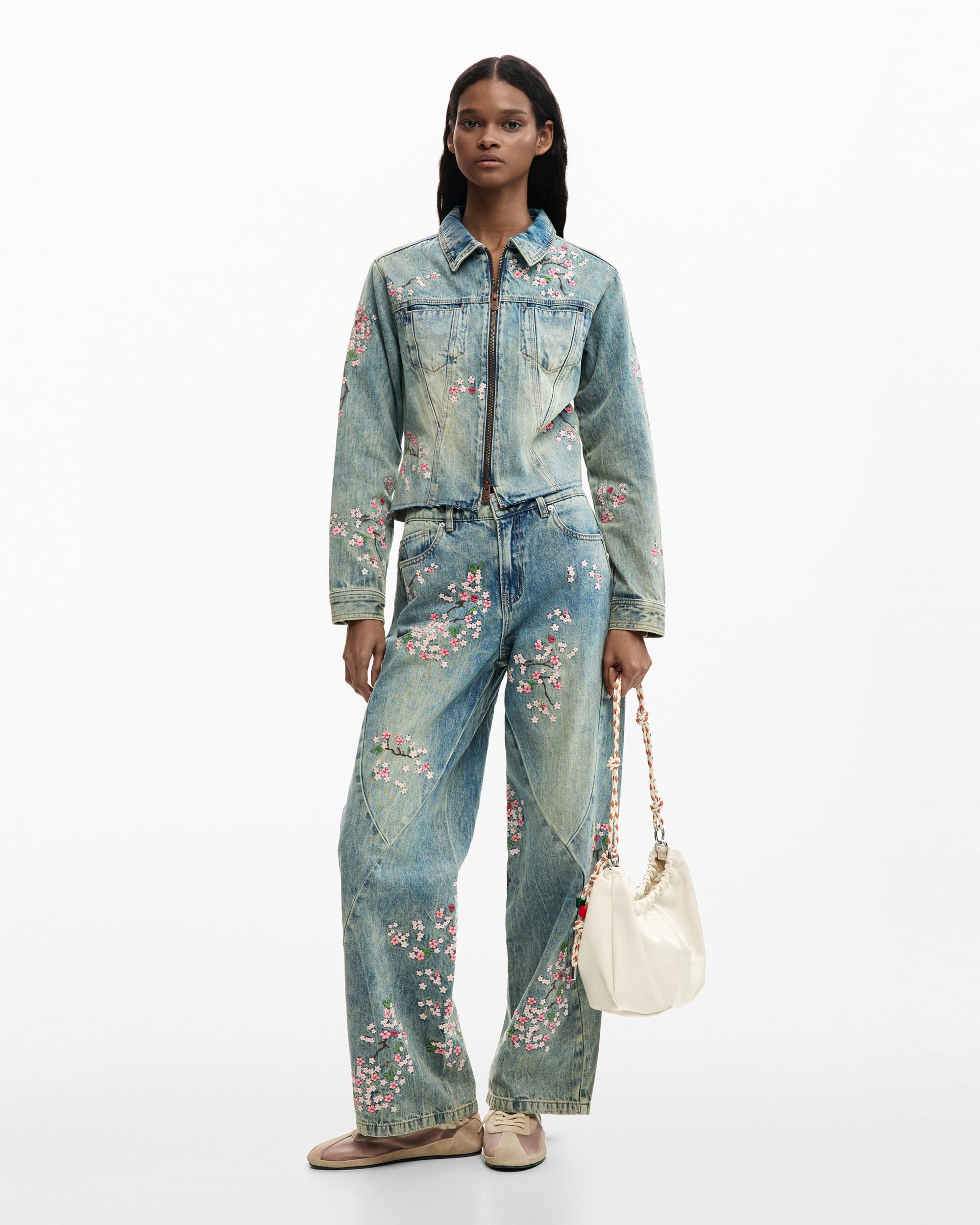 Desigual - Cazadora vaquera de mujer denim bordada.