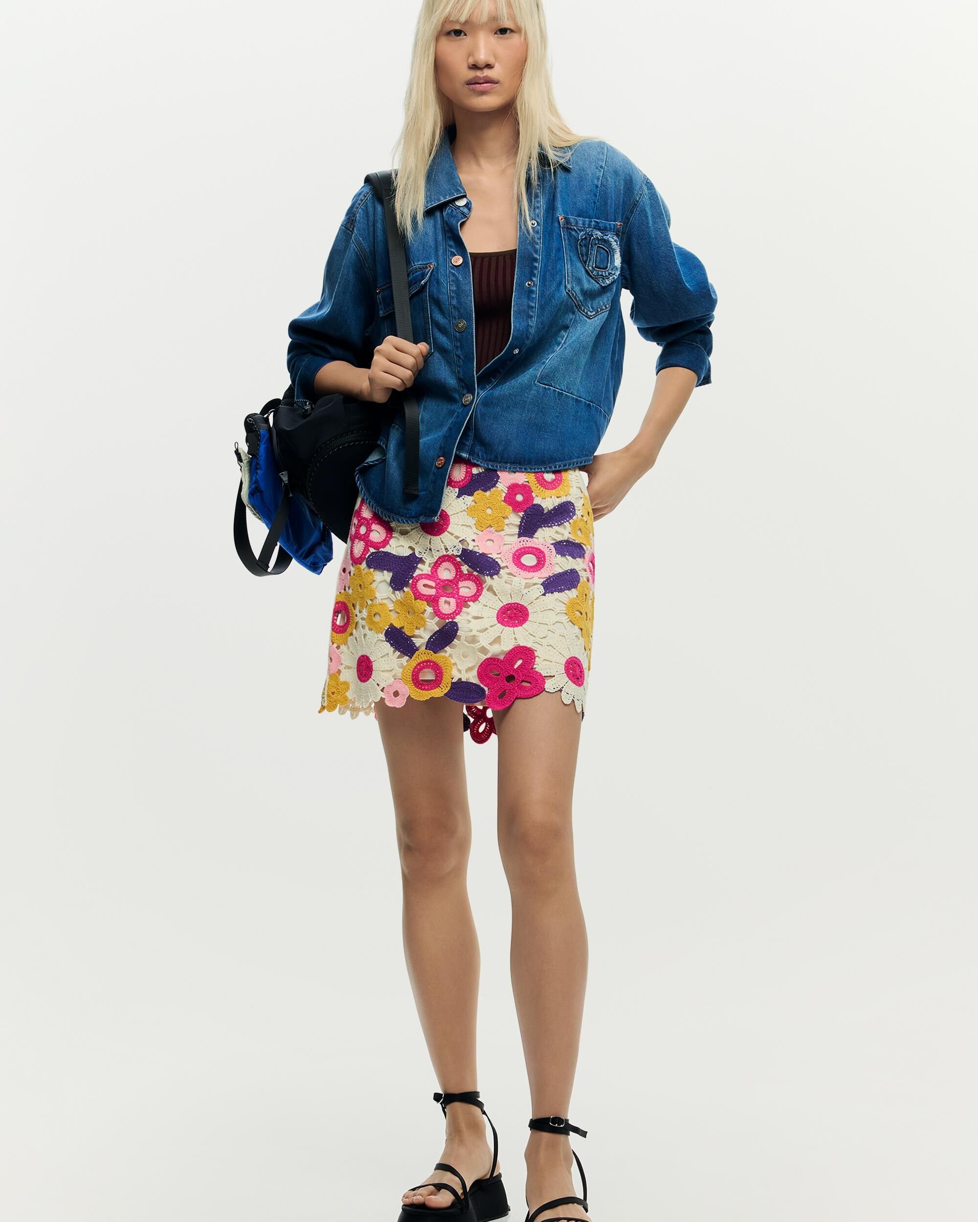Desigual - Falda corta crochet.