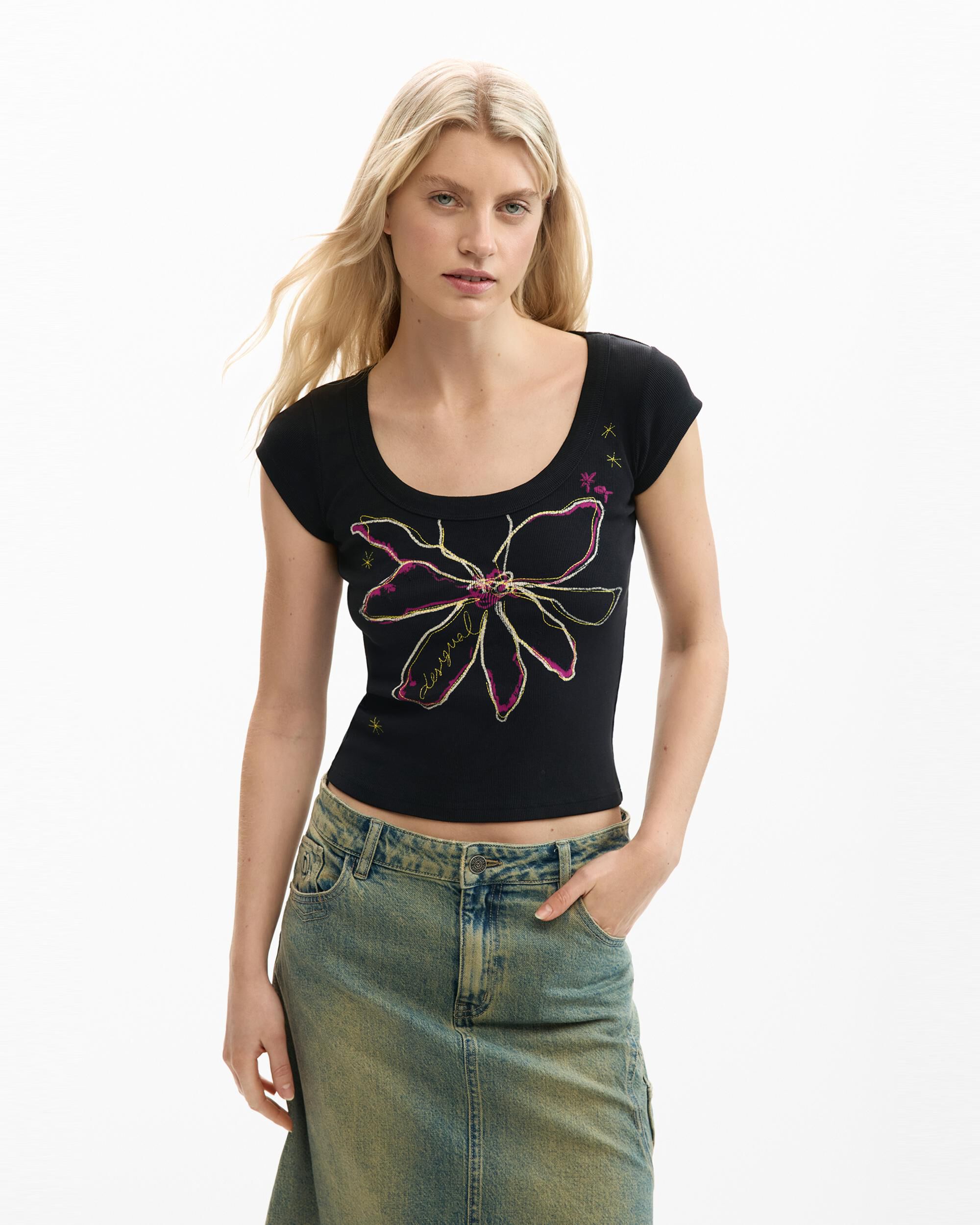 Desigual - Camiseta de mujer ajustada flor.
