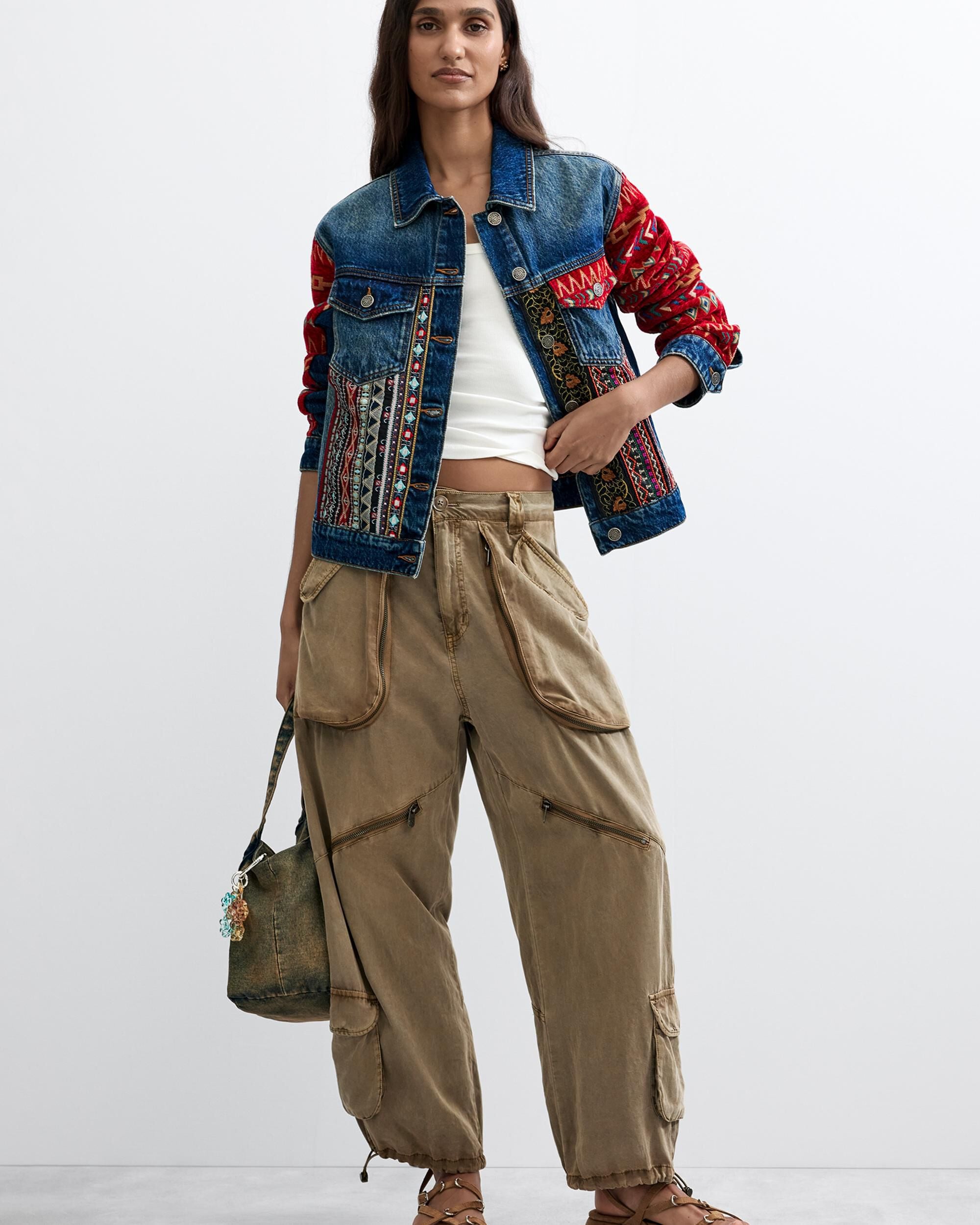 Desigual - Cazadora de mujer denim étnica.