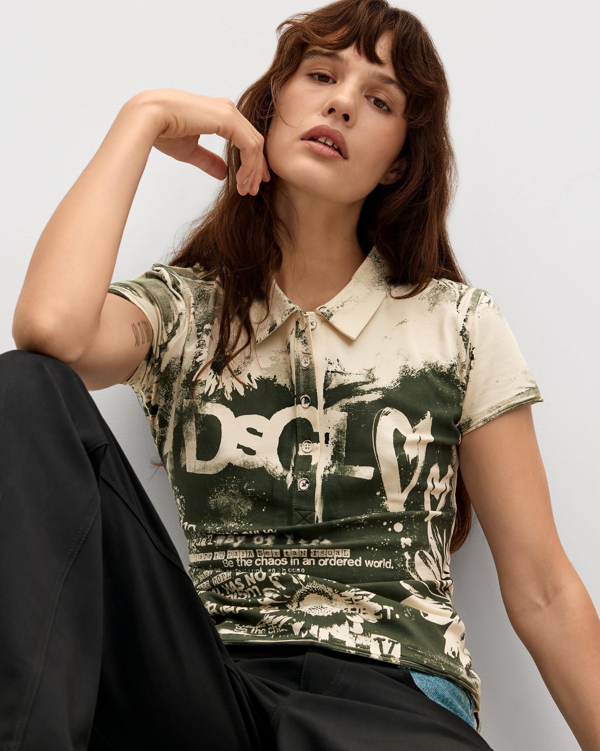 Imagen 0 de Camiseta de mujer polo estampada Negro