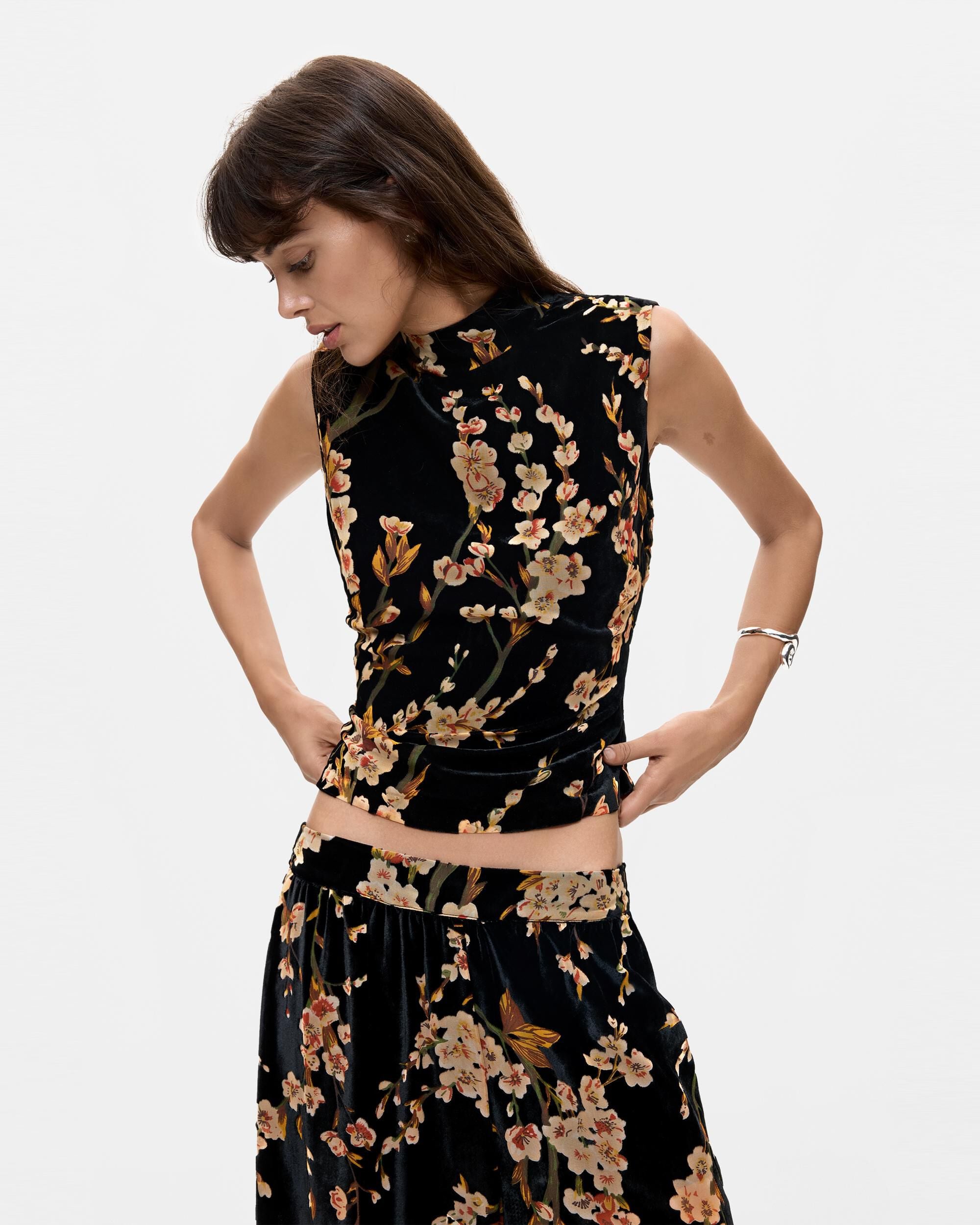 Imagen 0 de Blusa de mujer estampada flores Negro