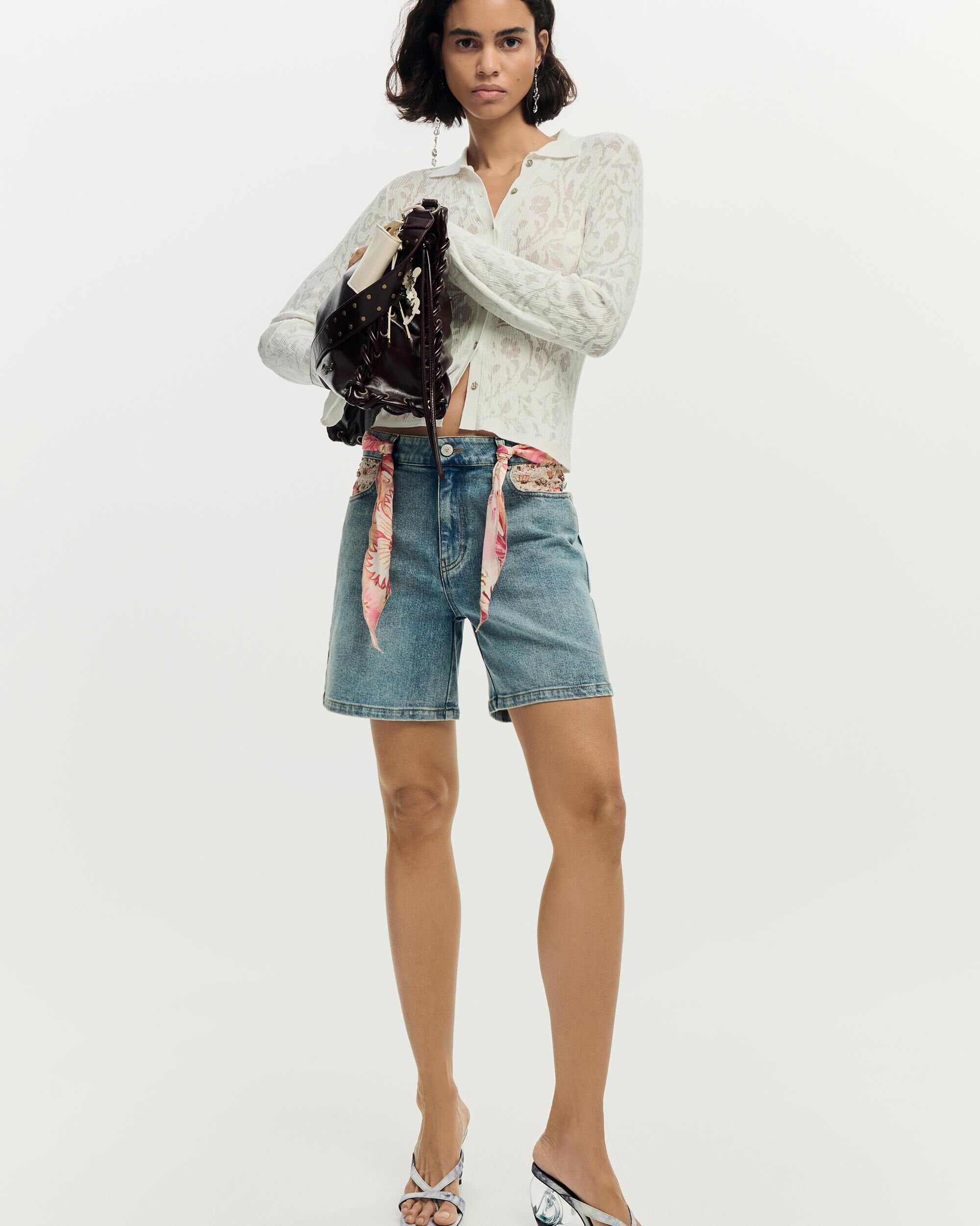 Desigual - Pantalón de mujer corto bordados.
