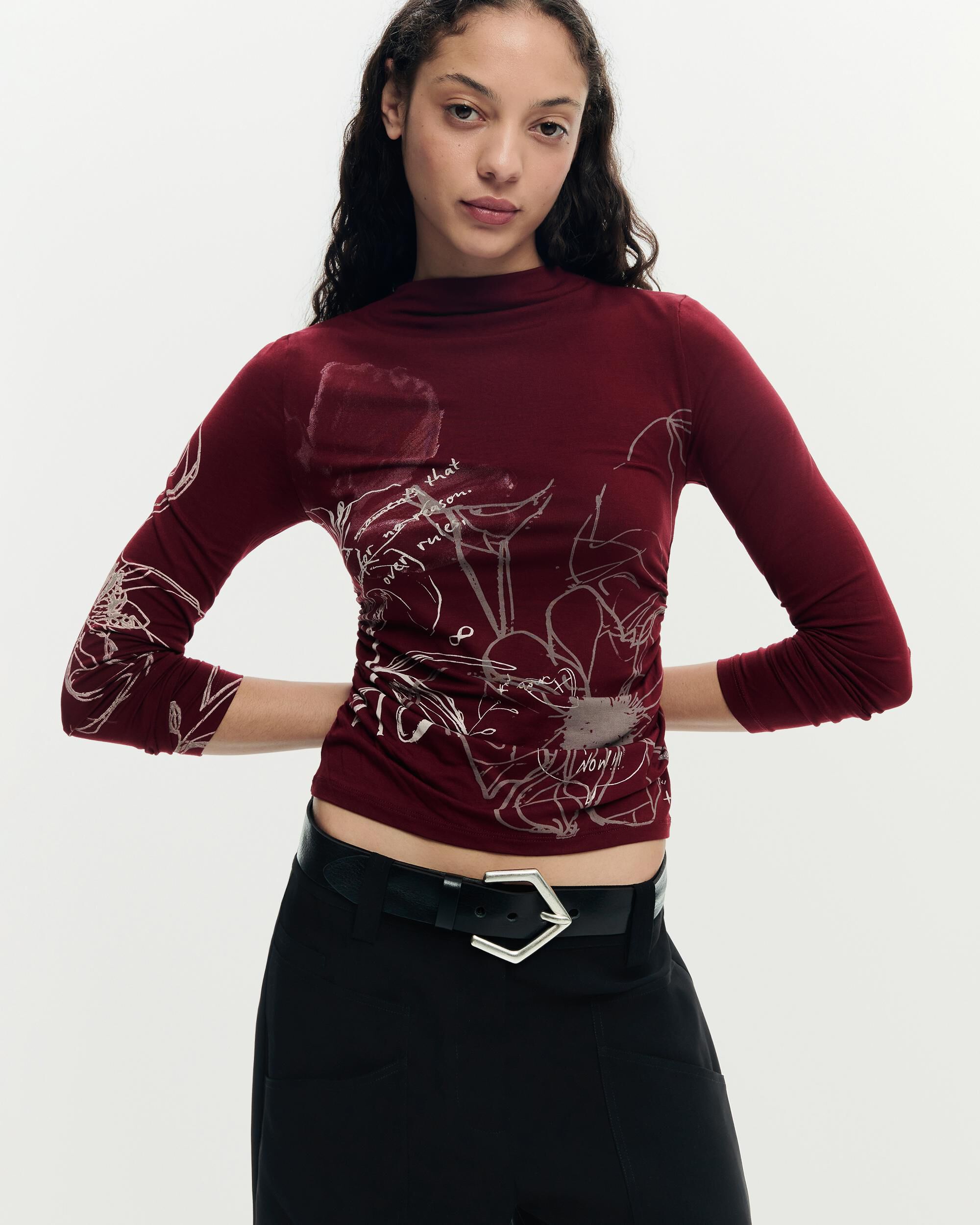 Desigual - Camiseta de mujer manga larga estampada.