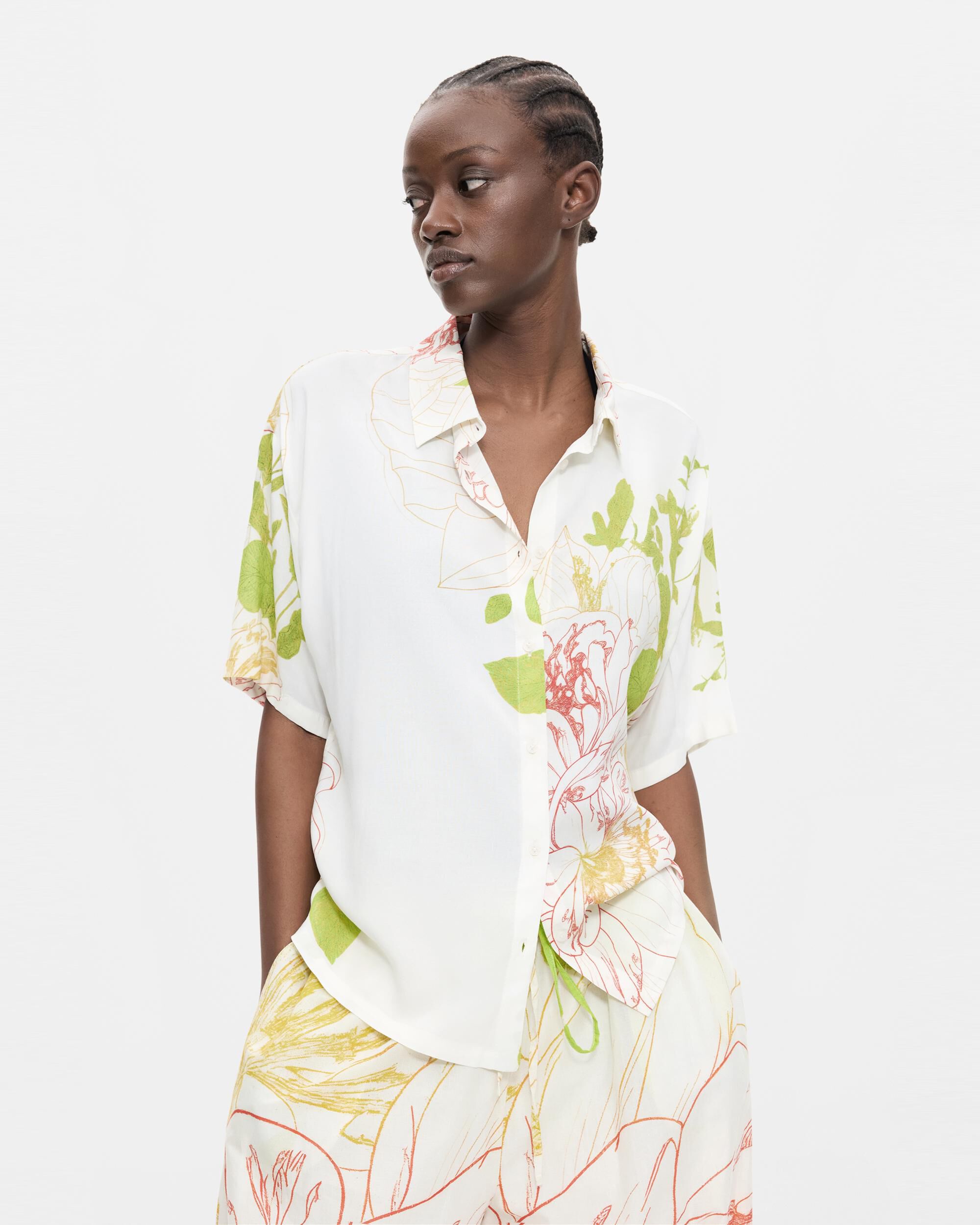 Desigual - Camisa de mujer flores manga corta.