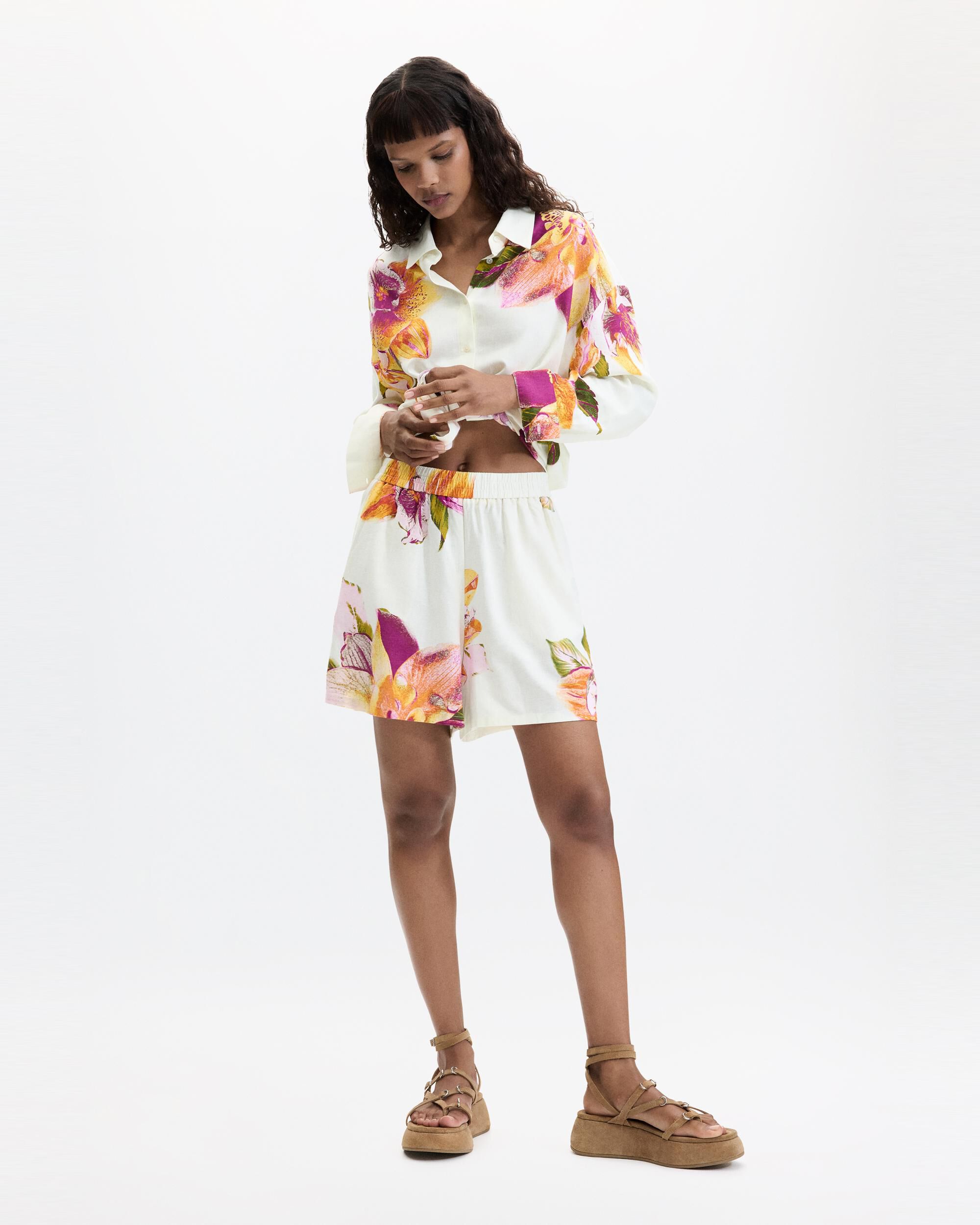 Desigual - Pantalón de mujer corto estampado flores.