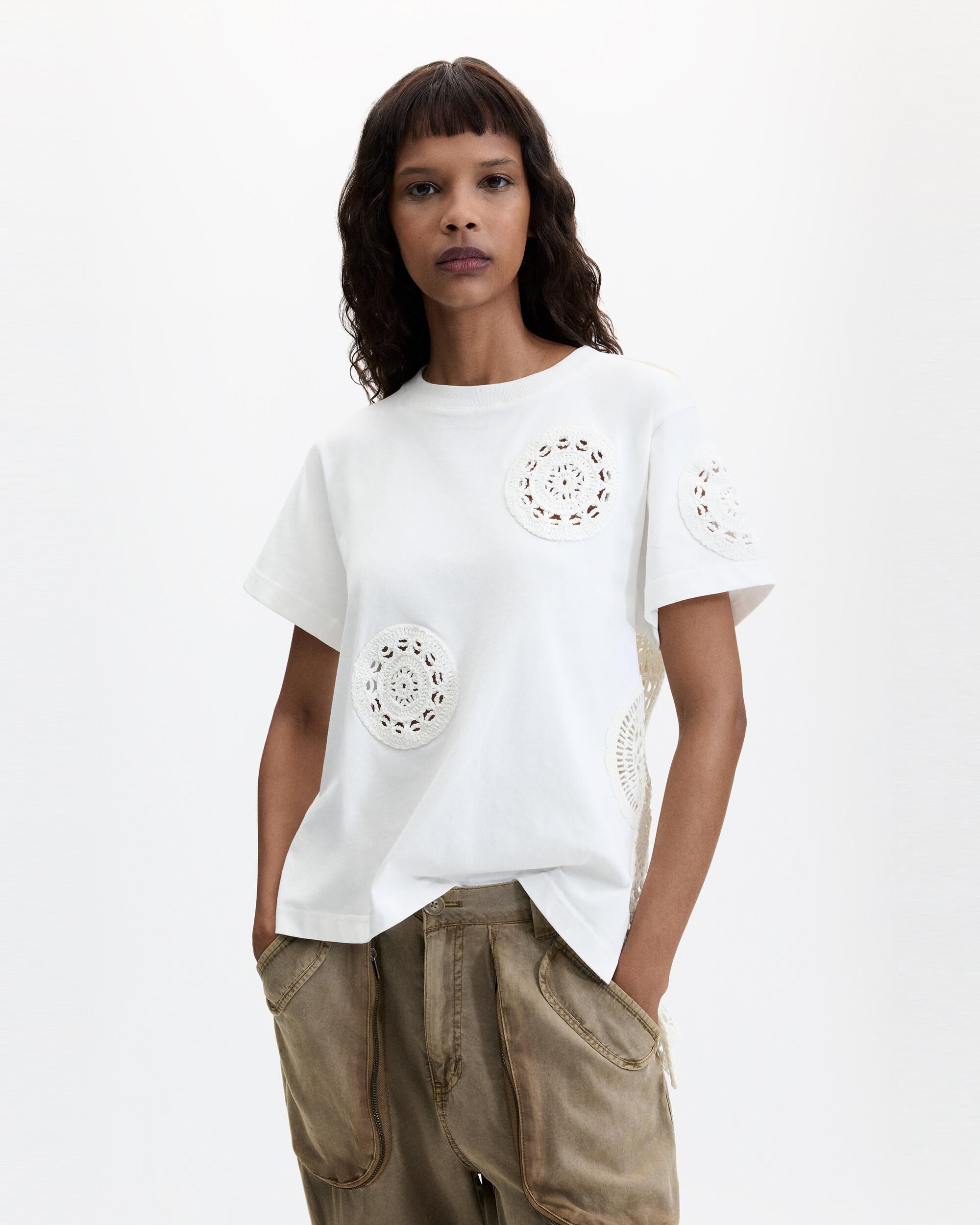 Desigual - Camiseta de mujer 100% algodón bordada.