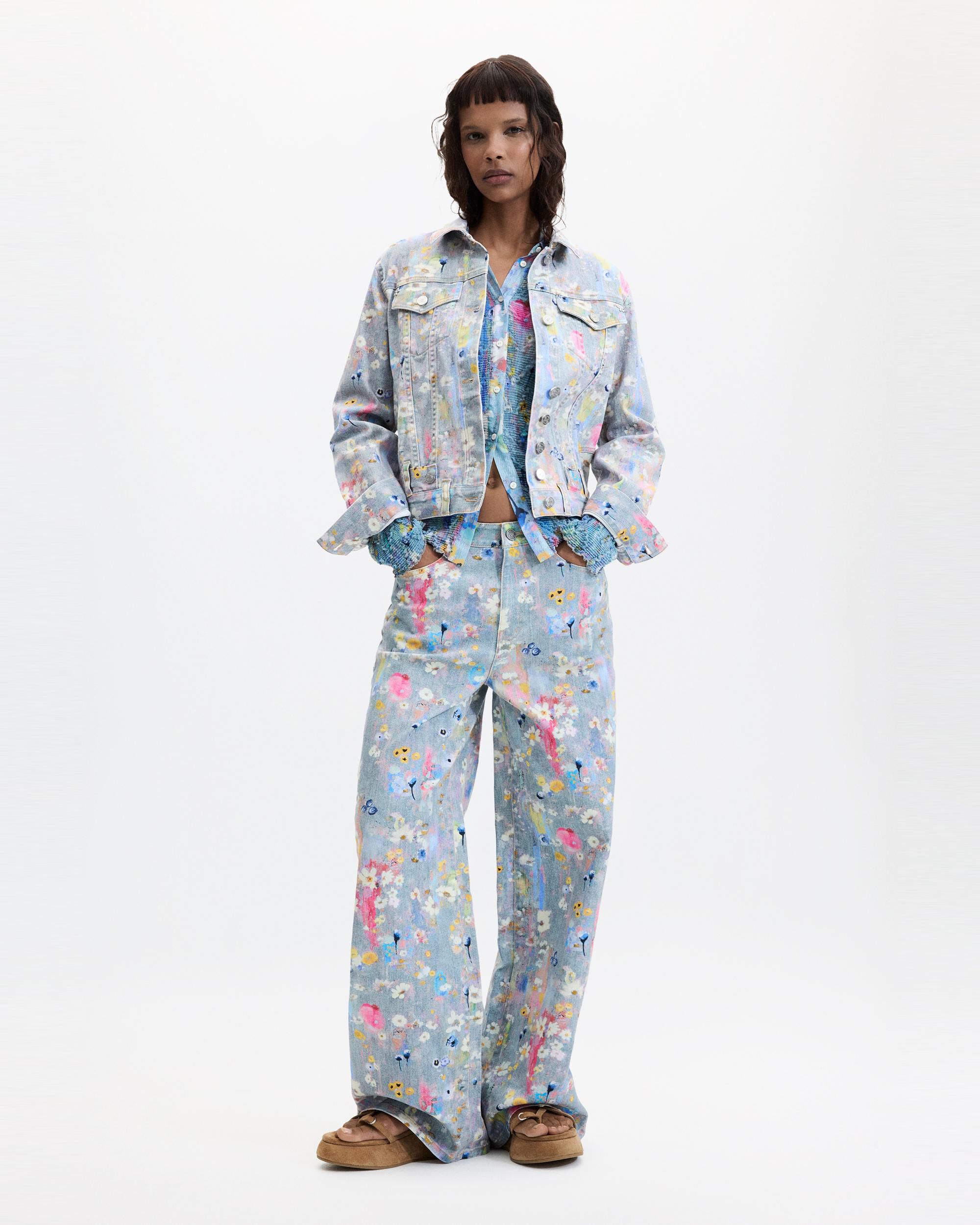 Desigual - Cazadora de mujer denim bordada.
