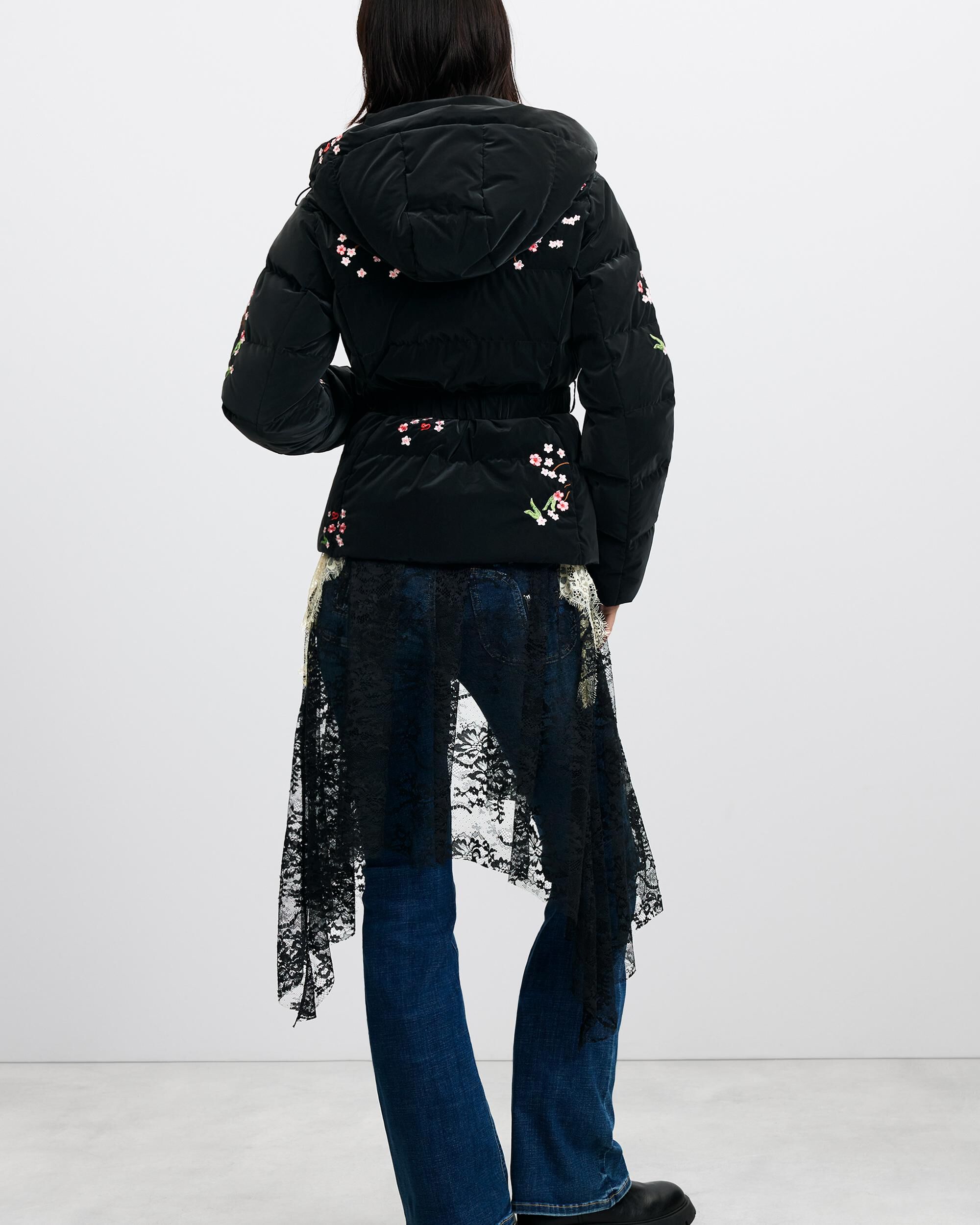 Imagen 3 de Chaqueta de mujer corta acolchada flores - Desigual - Negro Negro