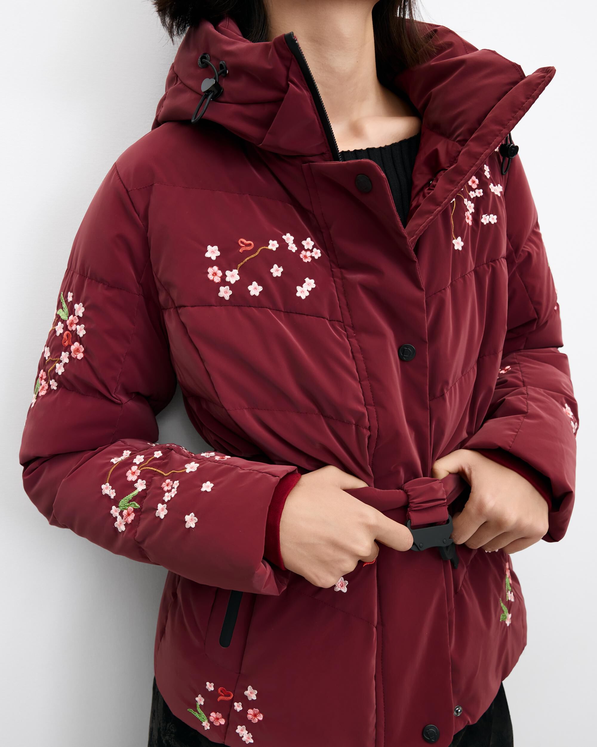 Imagen 4 de Chaqueta de mujer corta acolchada flores - Desigual - Rojo Rojo