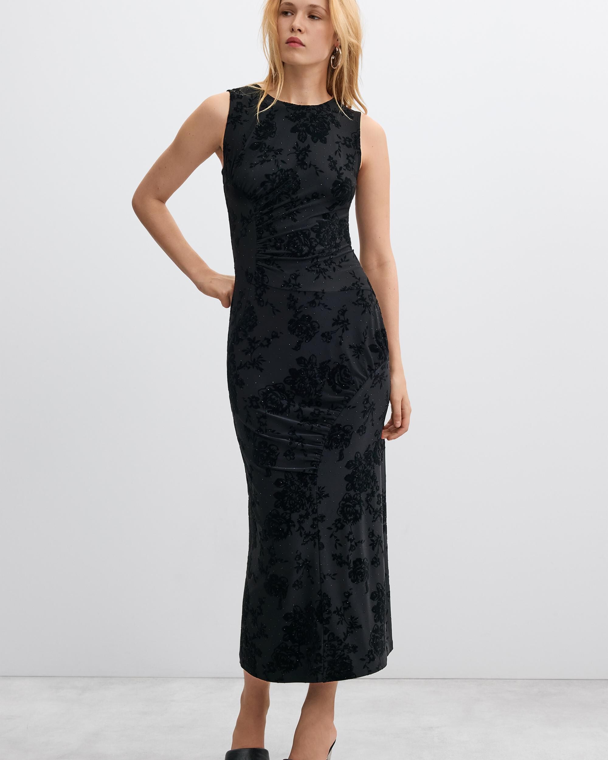 Imagen 0 de Vestido midi punto Negro
