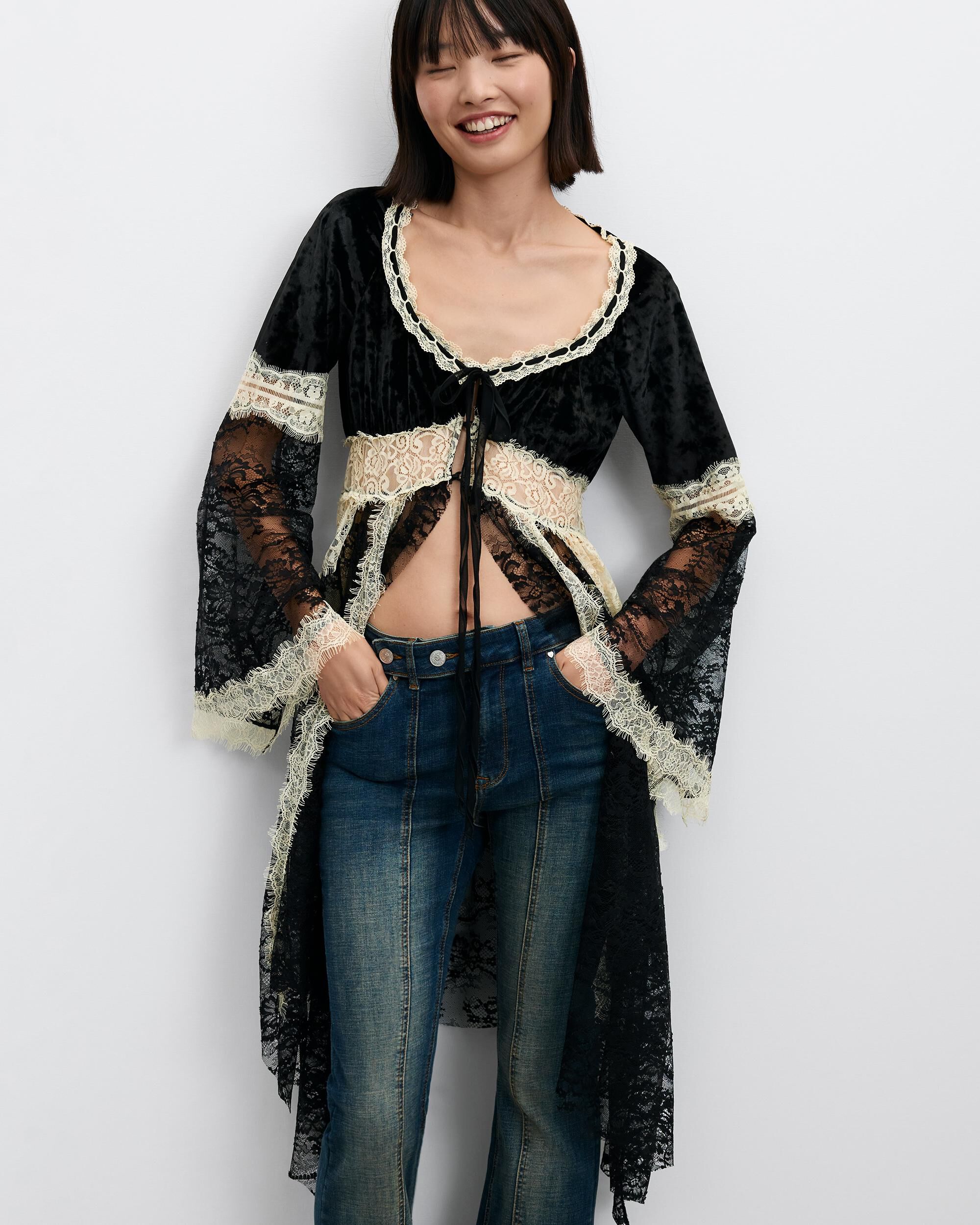 Imagen 1 de Camiseta de mujer encaje pico Negro