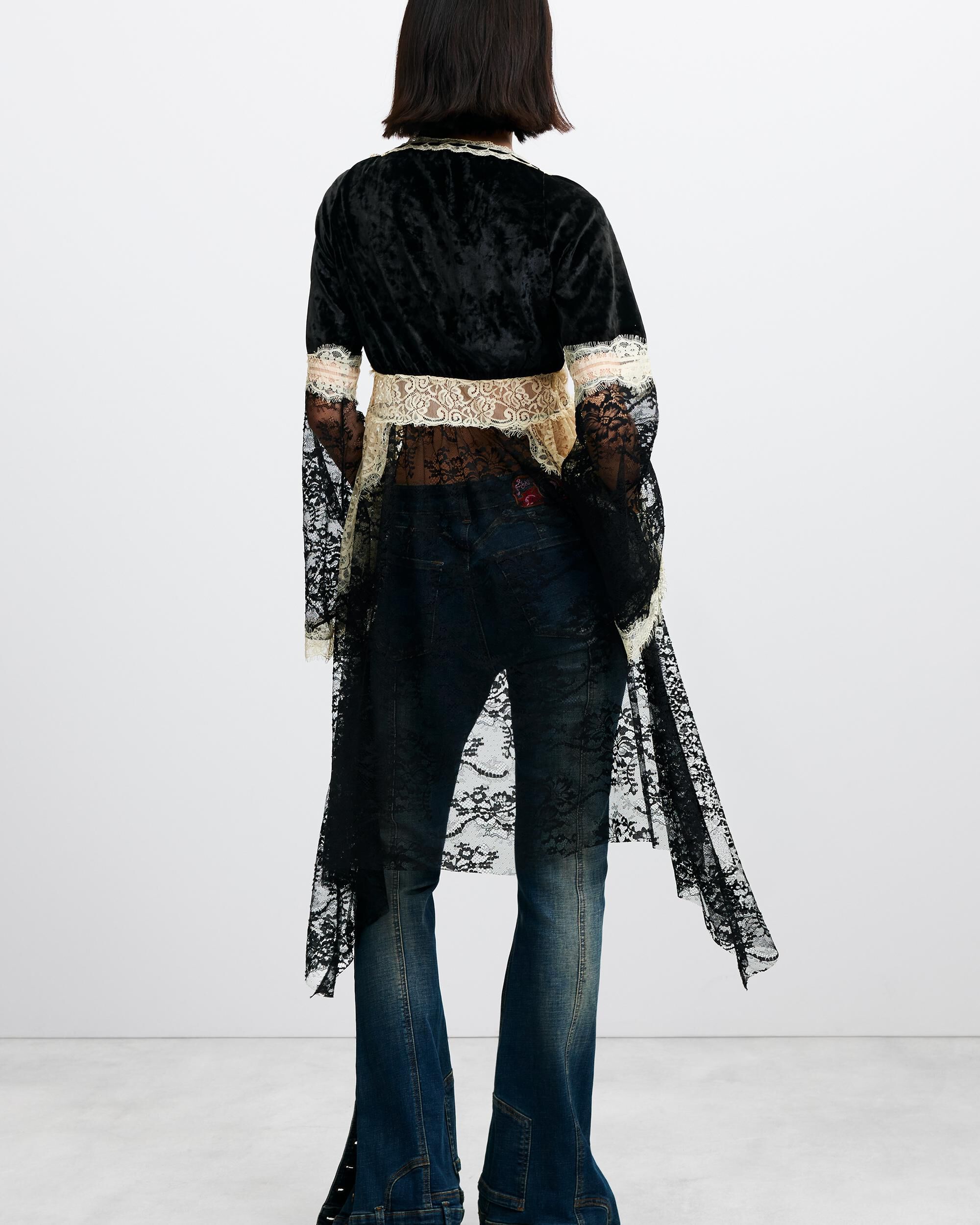 Imagen 3 de Camiseta de mujer encaje pico - Desigual - Negro Negro
