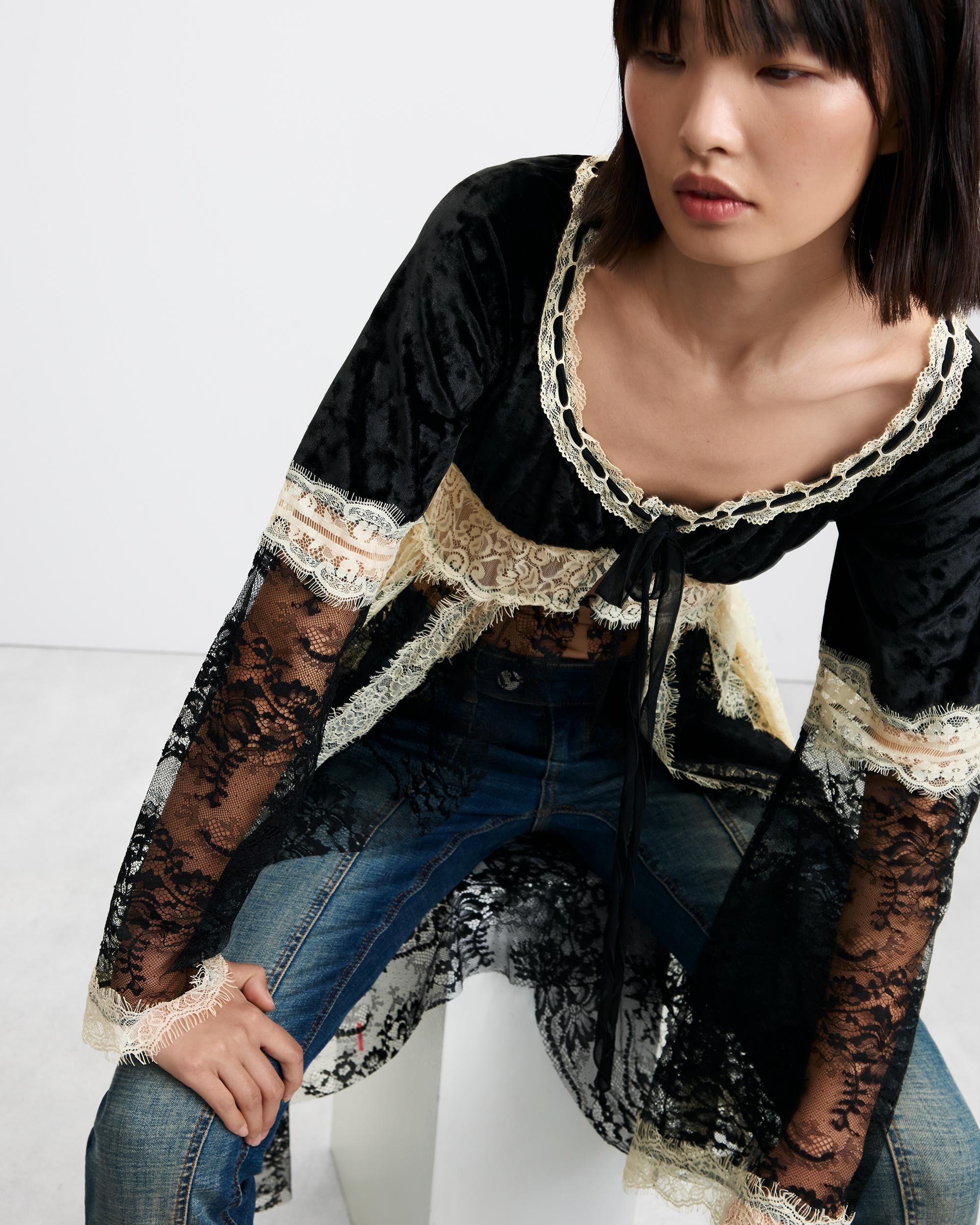 Imagen 4 de Camiseta de mujer encaje pico - Desigual - Negro Negro