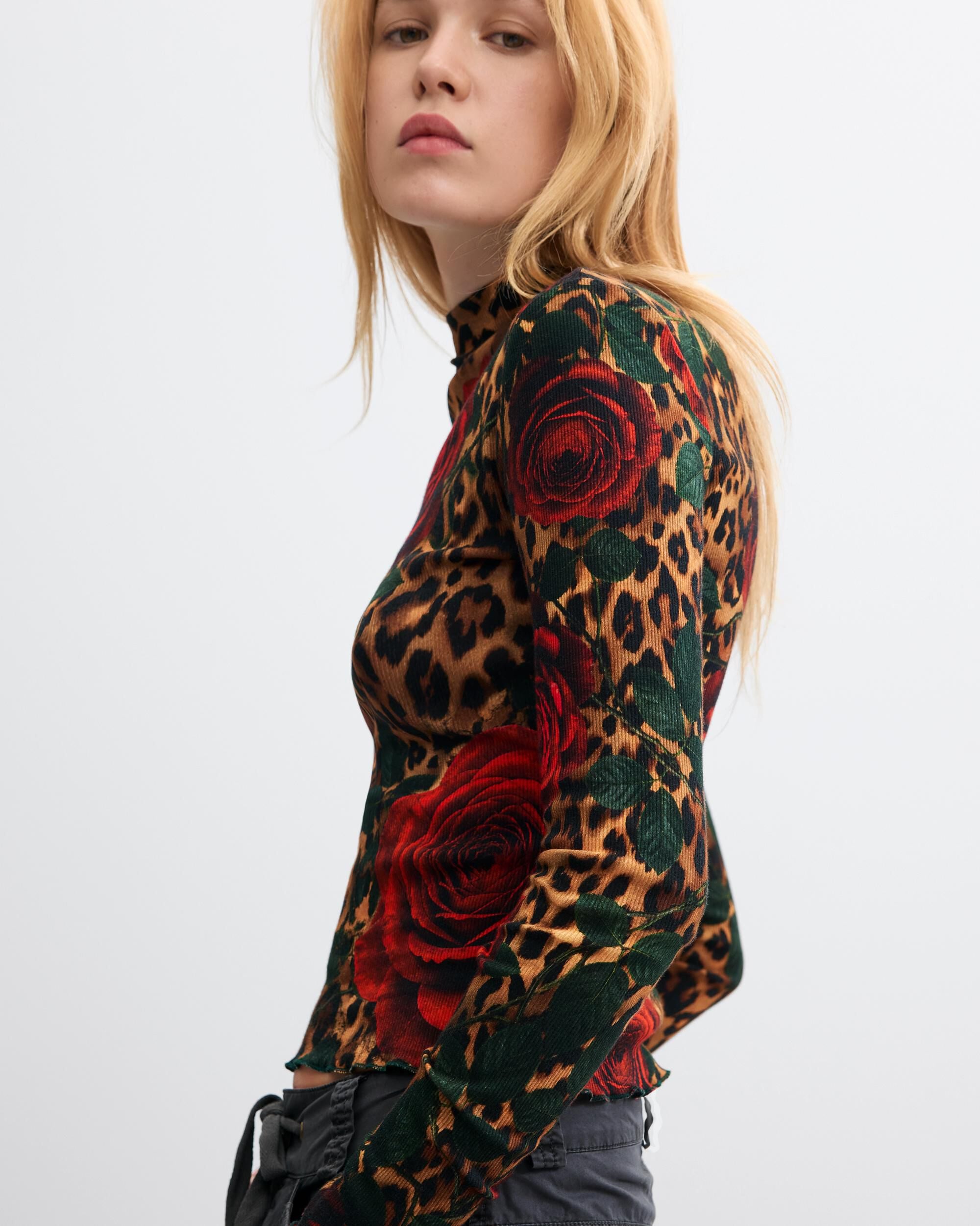 Imagen 0 de Camiseta de mujer manga larga flores Negro
