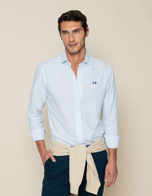 Imagen 0 de Camisa de hombre corte regular de rayas en color celeste