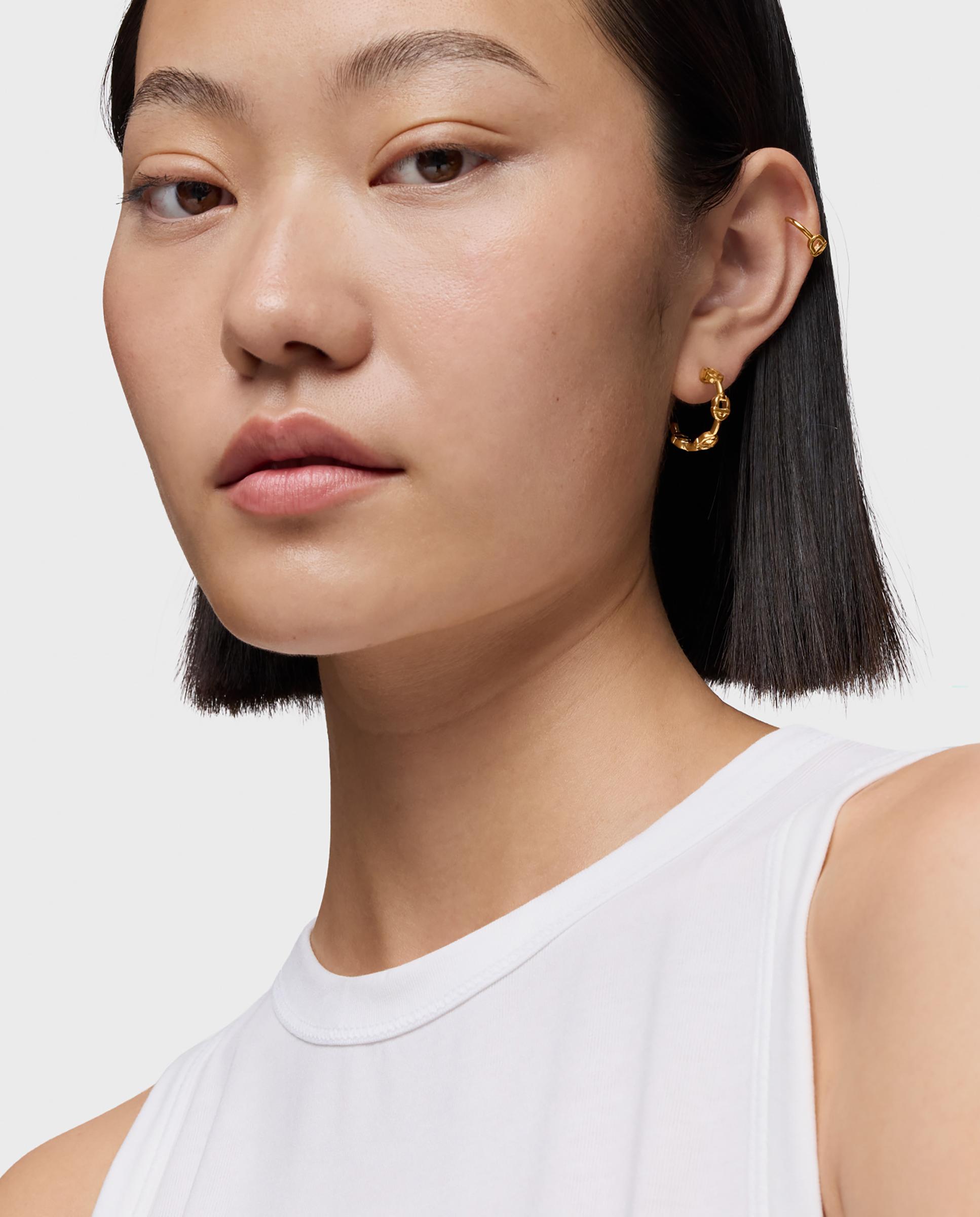 Brincos de Aro Manifesto com Logo Banhados a Ouro 18 Kt em Prata Dourado-5
