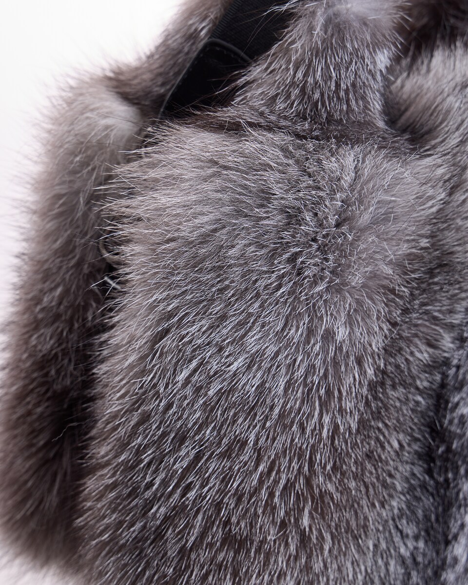 Bolso de mano de pelo de zorro en color gris · Maximilian · El