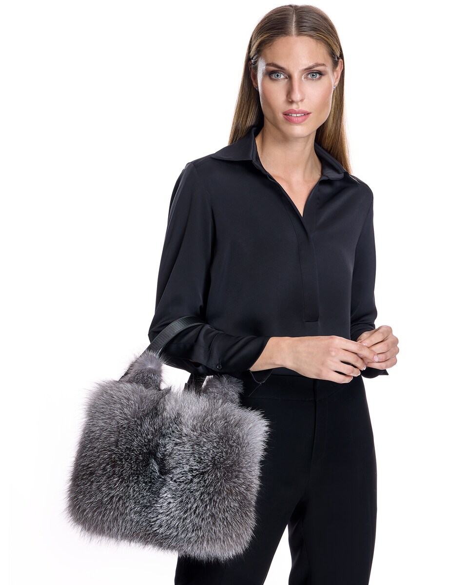 Bolso de mano de pelo de zorro en color gris · Maximilian · El