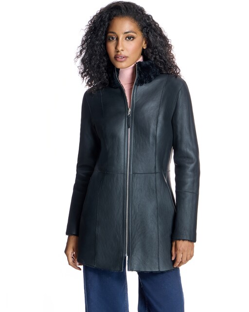 Imagen 0 de Abrigo de mujer de pelo reversible de cordero con cremallera