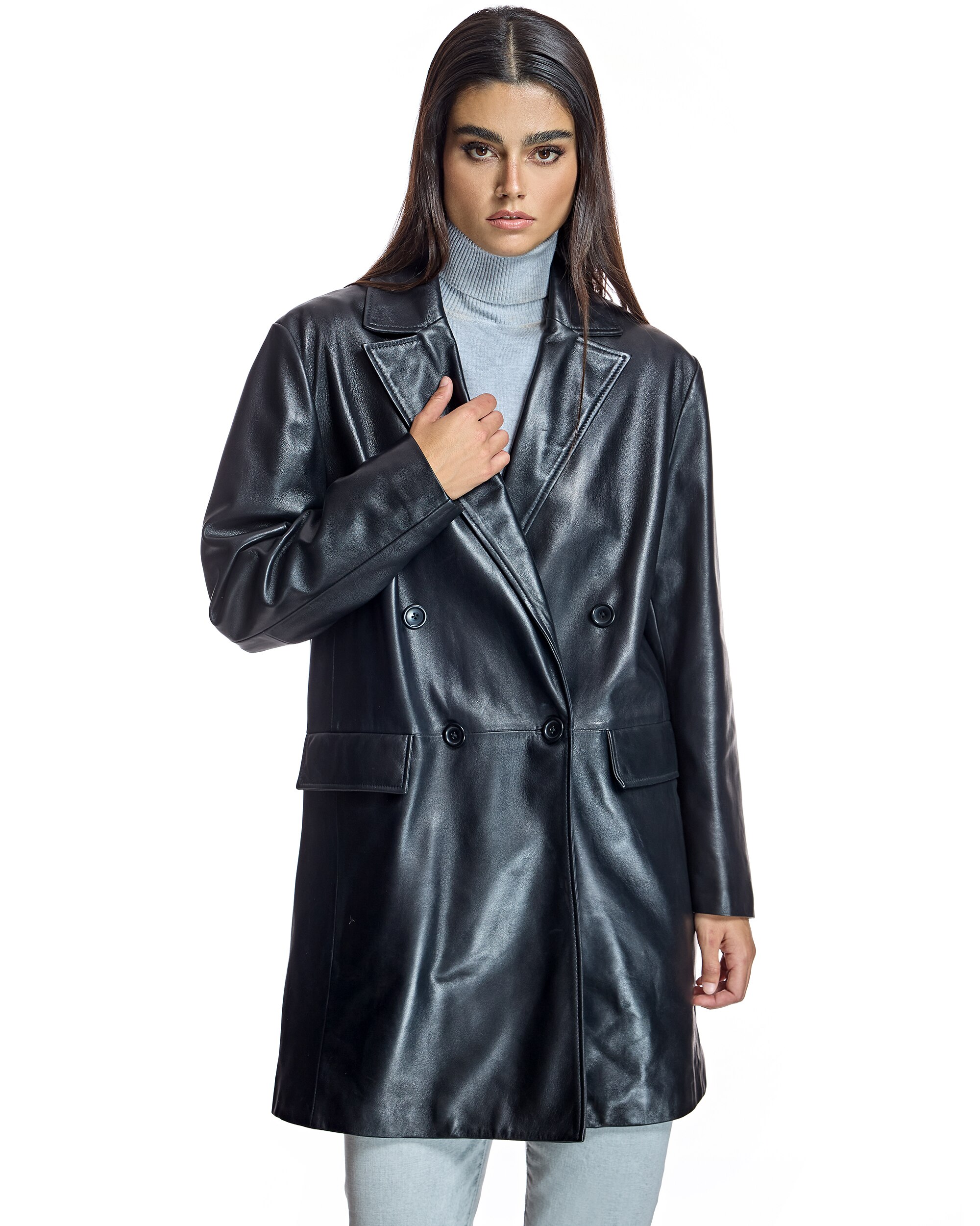 Imagen 0 de Abrigo de mujer de piel oversize con bolsillos solapa Negro