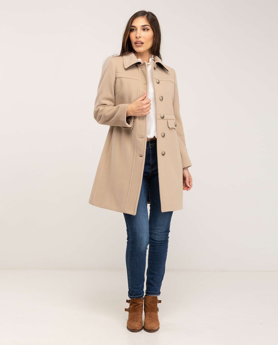 Abrigo de mujer con cuello camisero y carteras de adorno en