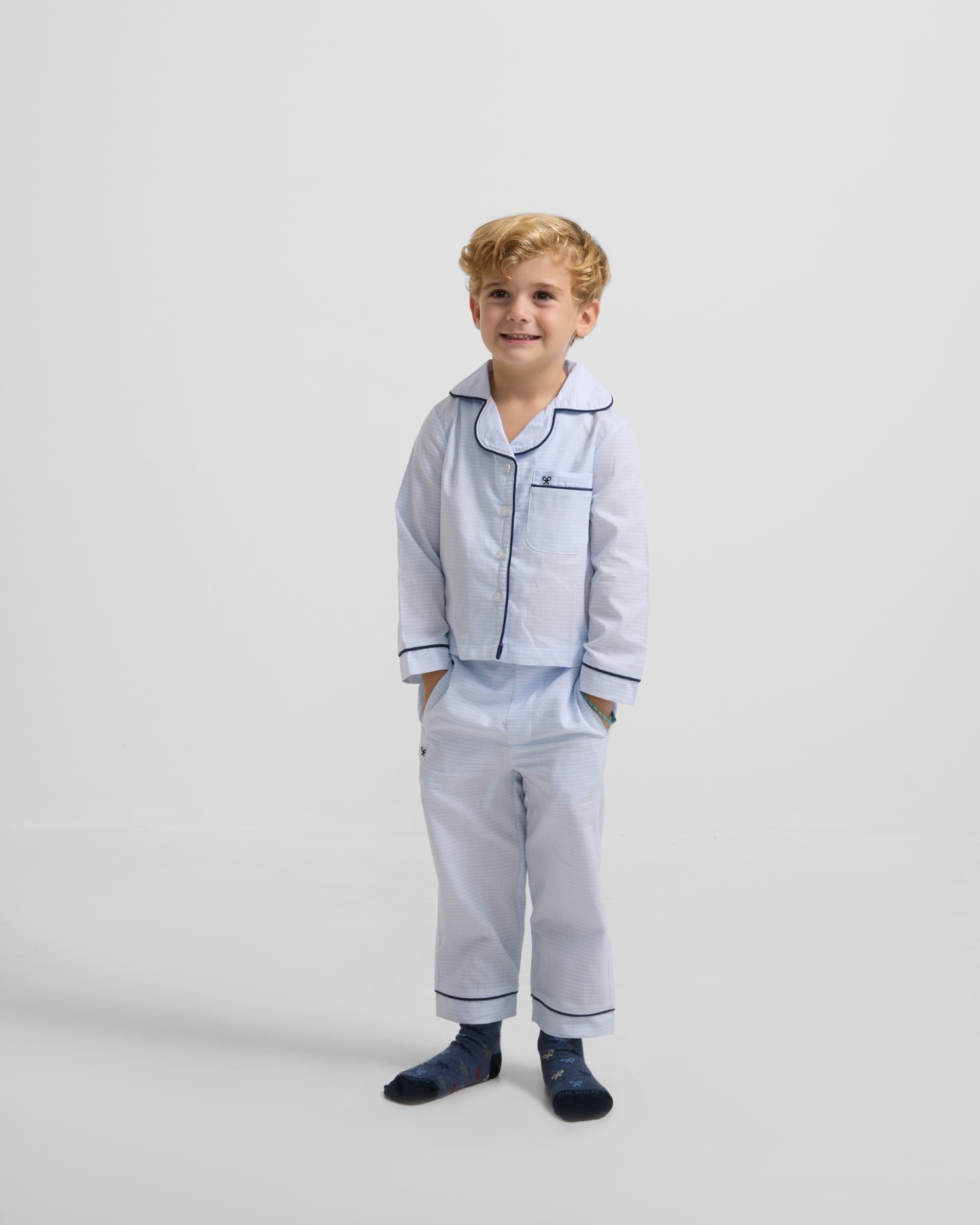 Pijama de niño azul claro rayas