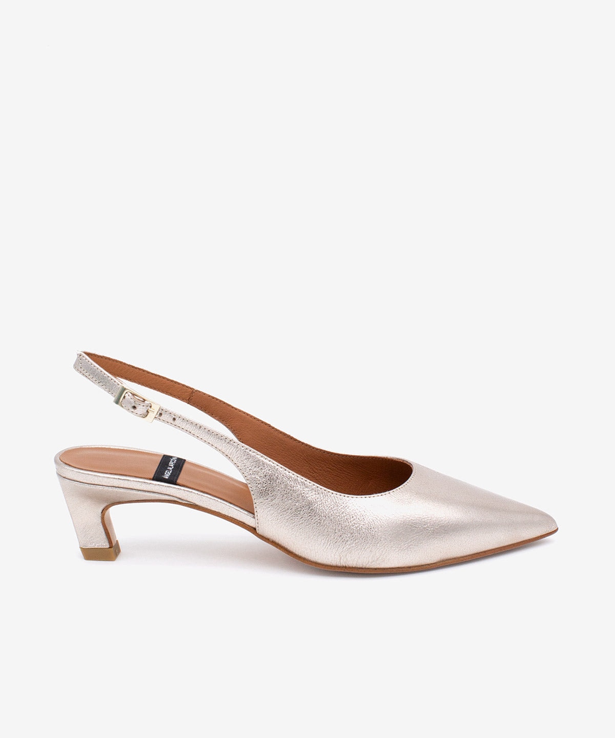 Imagen 0 de Zapato de salón de mujer con tacón bajo, punta fina y talón descubierto de piel metalizada text, SUZANNE Platino