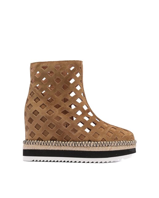 Imagen 0 de Botines de mujer de piel baby silk con suela antideslizante y cierre mediante cremallera
