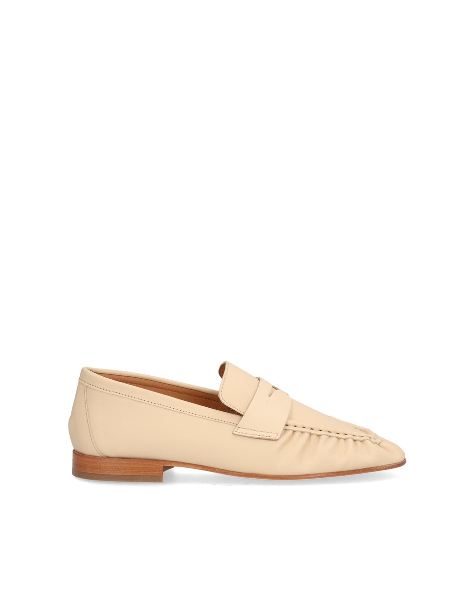 Alpe - Mocasines planos de mujer de piel piuma en color blanco.