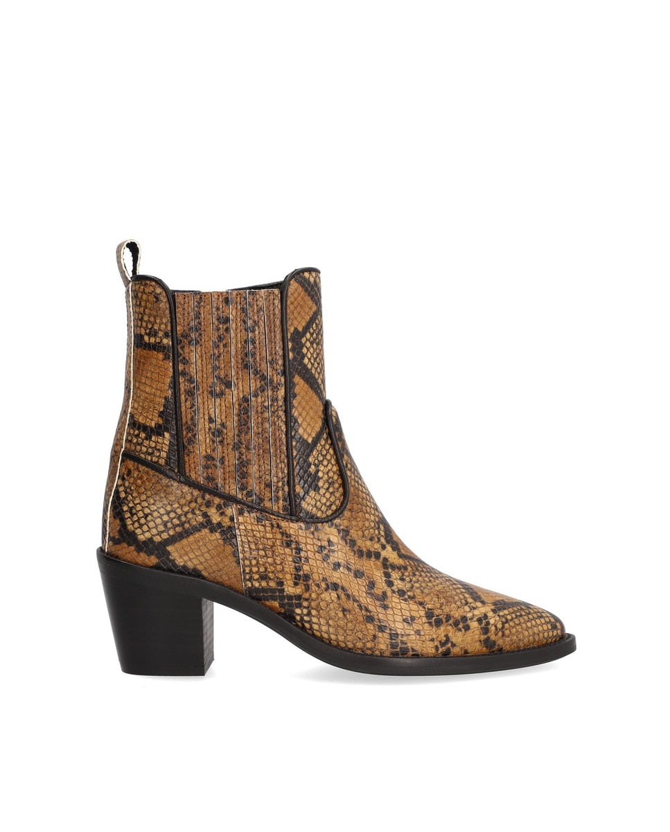 Alpe - Botines básicos de mujer de piel piton en color marrón.