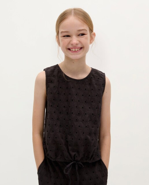 Imagen 0 de Camiseta de niña troquelada con bajo ajustable