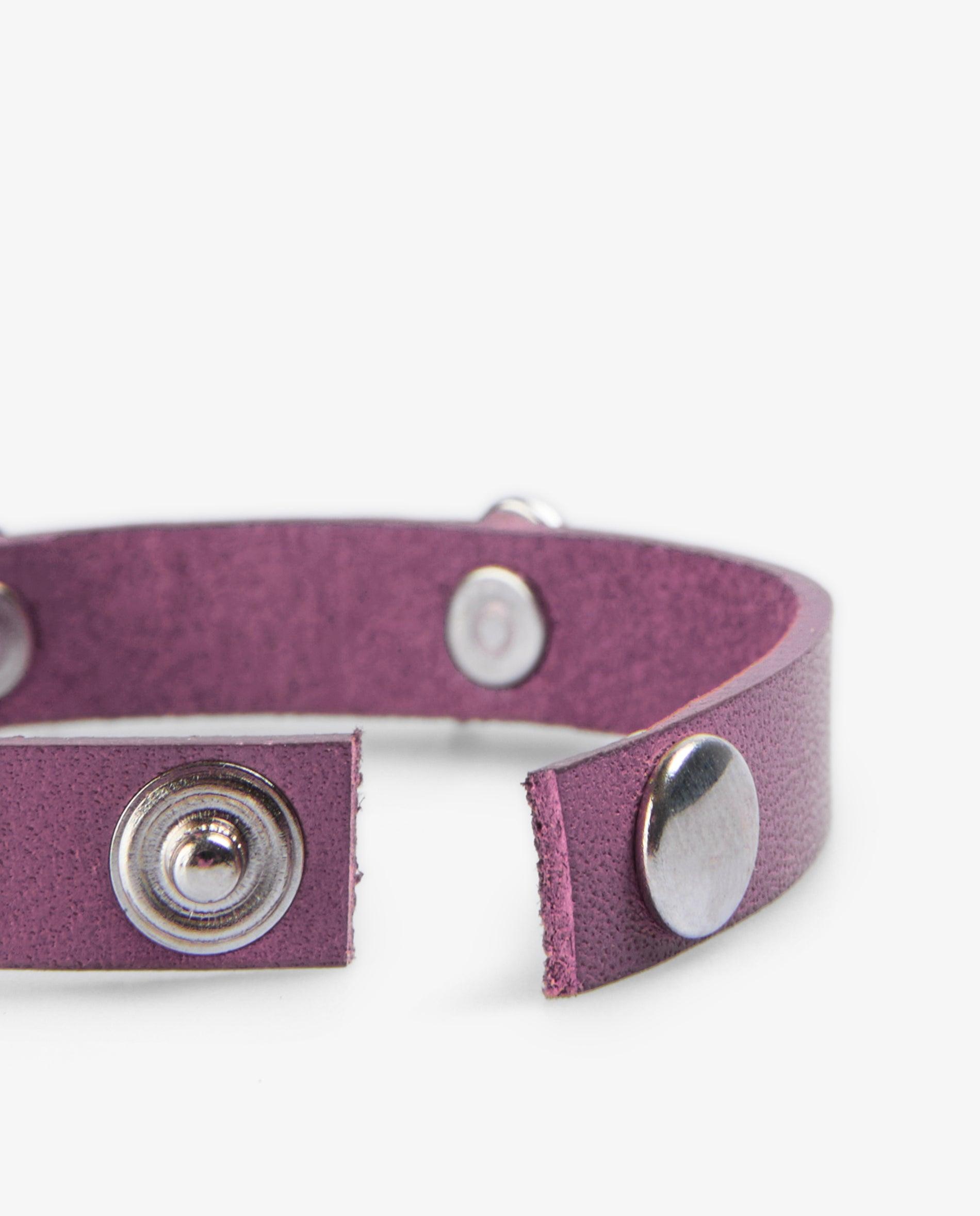 Pulsera de piel con tachuelas y calaveras metálicas - Scalpers - Lila Lila-3