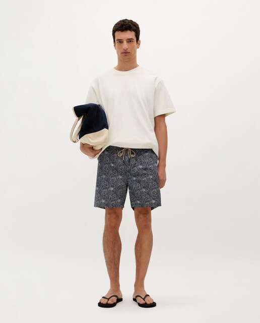 Imagen 0 de Bañador bermudas de hombre con estampado de flores y bolsillos laterales