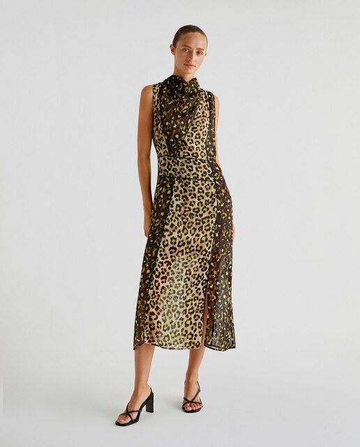 Vestido midi con diseño animal print con manga en sisa y corte en cintura.