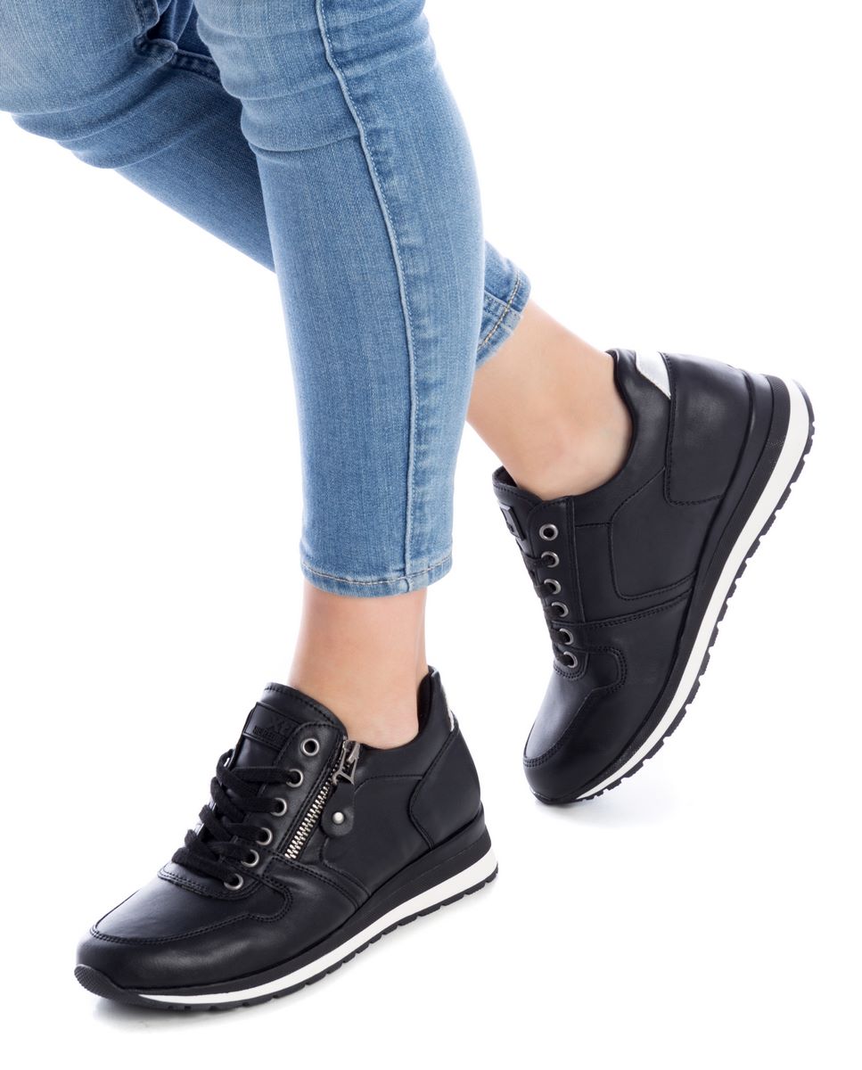 Zapatillas deportivas de mujer color negro con cierre de