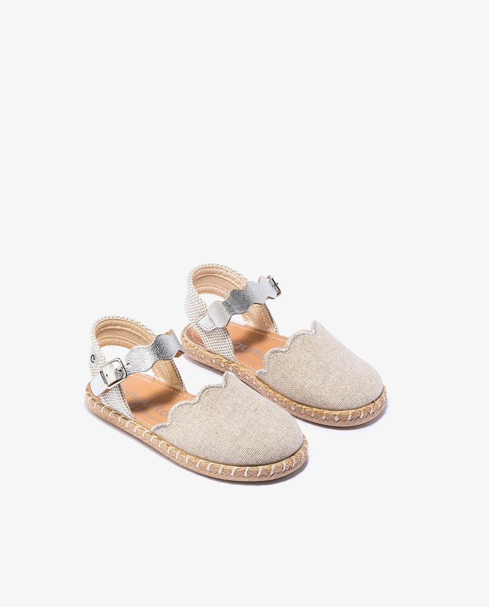 Alpargatas de niña con acabado en forma de ondas en color beige