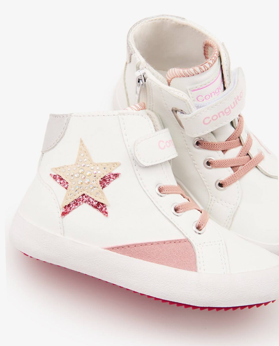 Zapatillas altas de niños con cierre adherente y detalle de