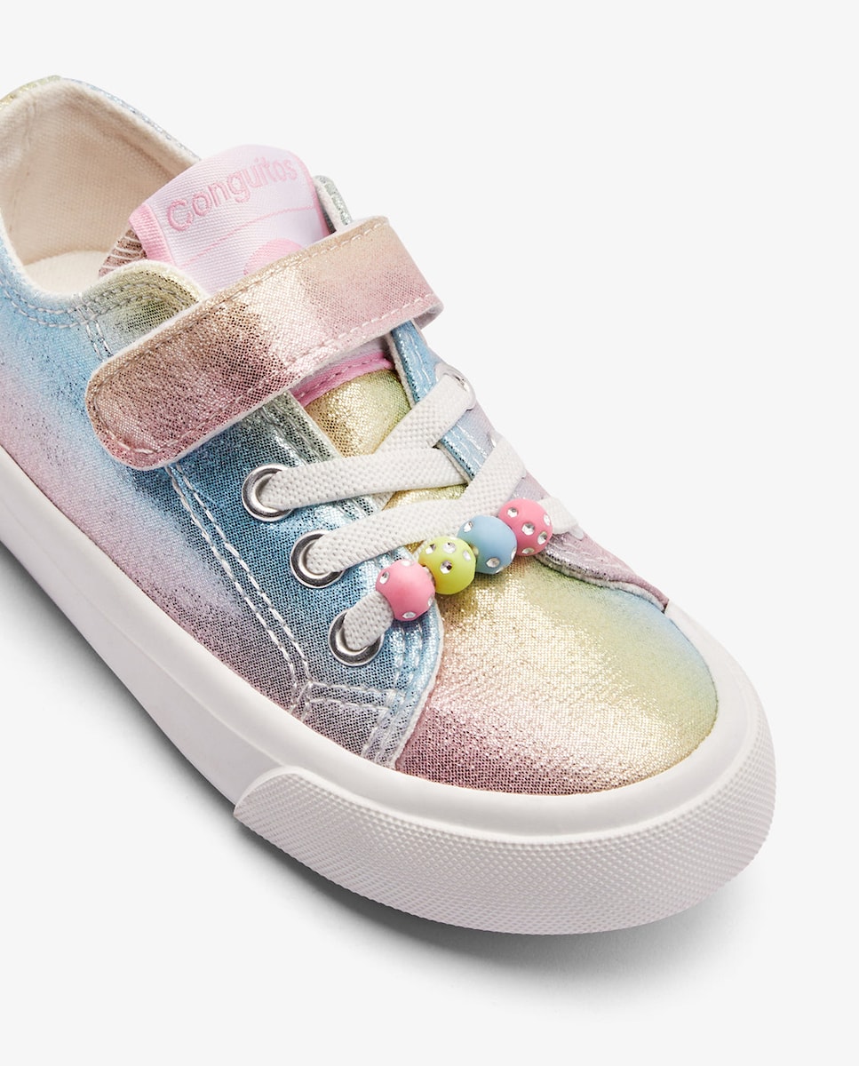 Zapatillas bajas de niños con doble tira adherente y estampado