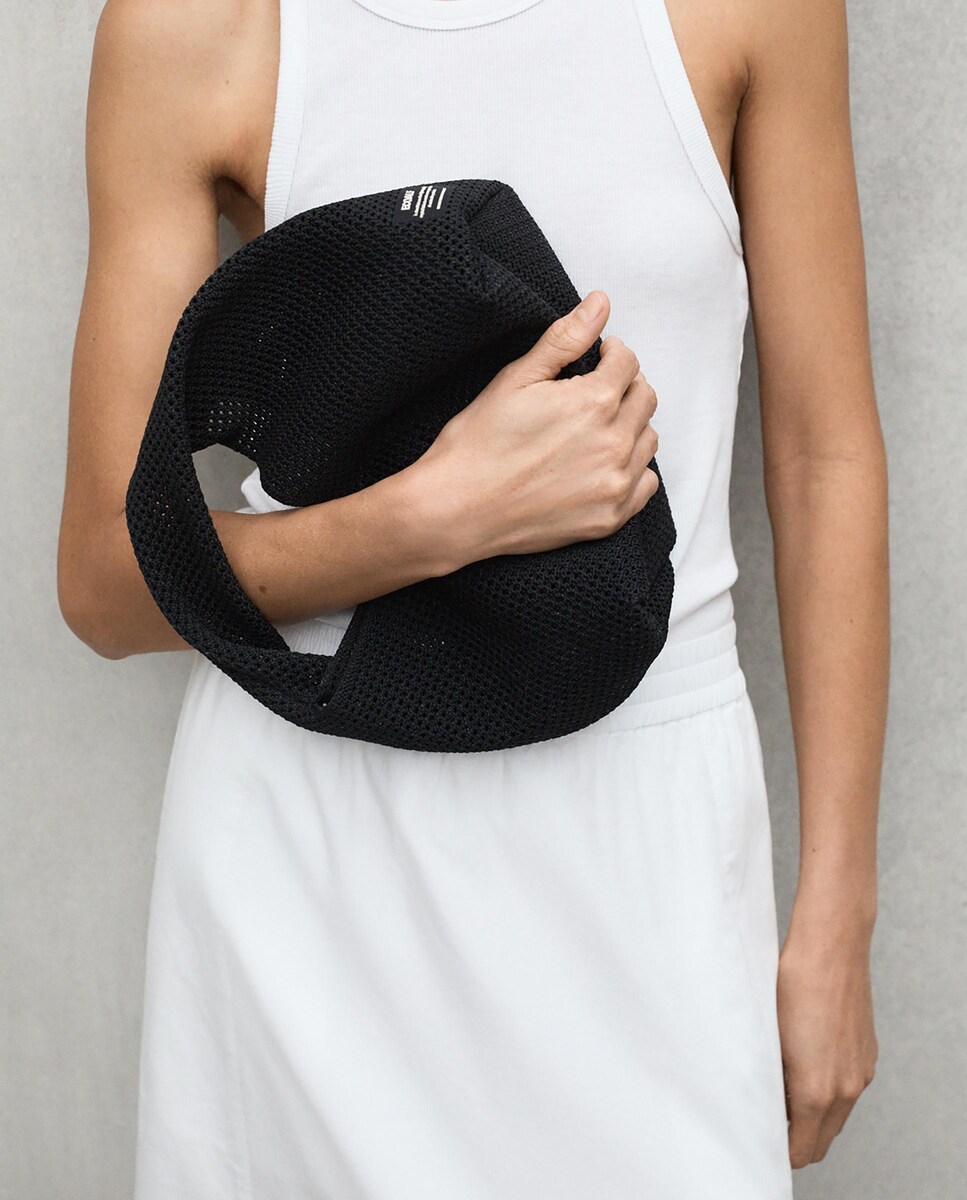 Bolso de mano de mujer con cierre de corchete y logo lateral