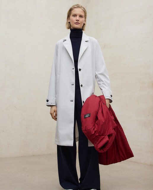 Imagen 0 de Abrigo de mujer reversible con cuello camisa y cierre de botones