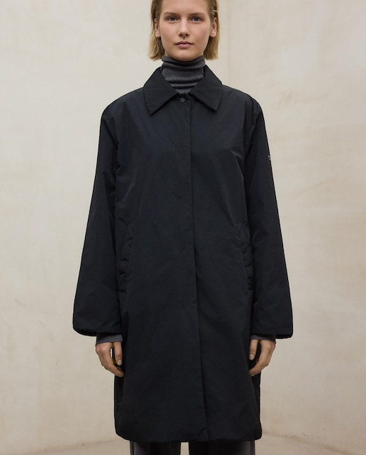 Imagen 0 de Abrigo de mujer, con cierre de botones y bolsillos laterales.