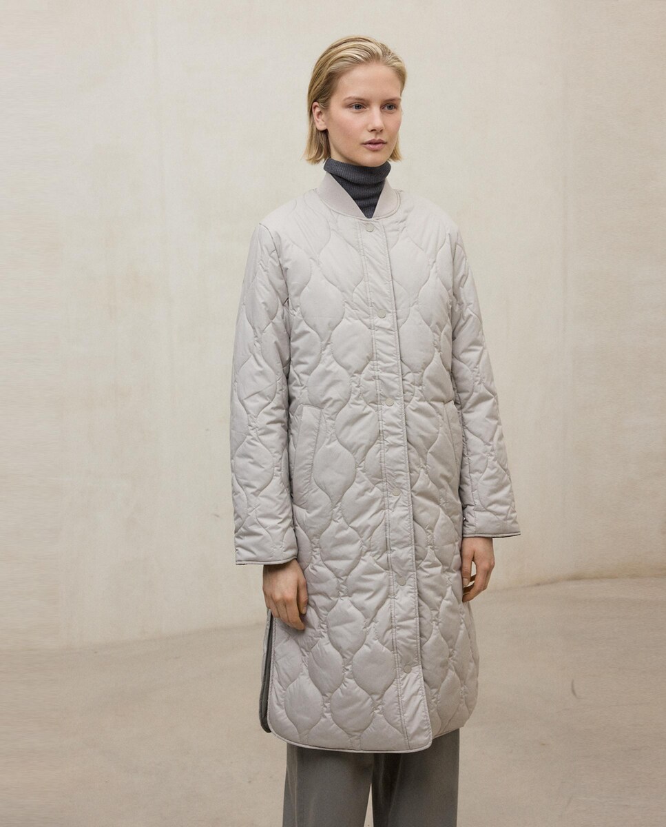 Abrigo de mujer reversible con cierre de corchetes y bolsillo