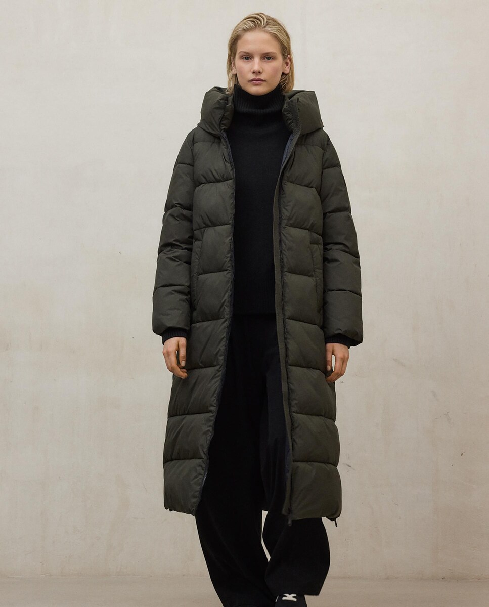 Abrigo de mujer con cierre combinado y abertura lateral de