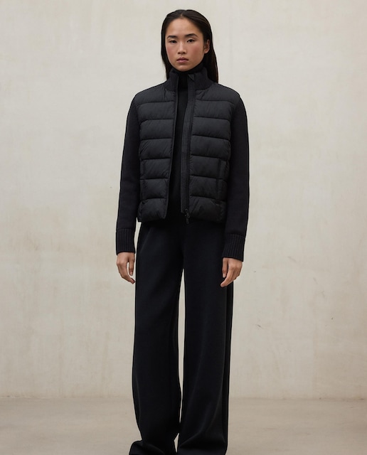 Imagen 0 de Chaqueta de mujer acolchada con cierre de cremallera y cuello alto