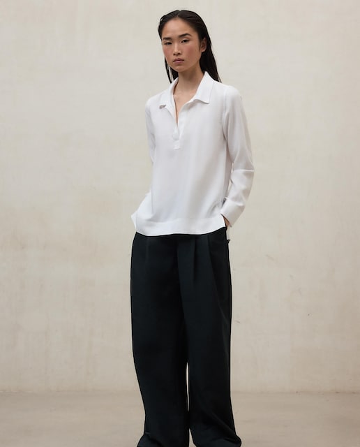 Imagen 0 de Camisa de mujer lisa con cuello de pico